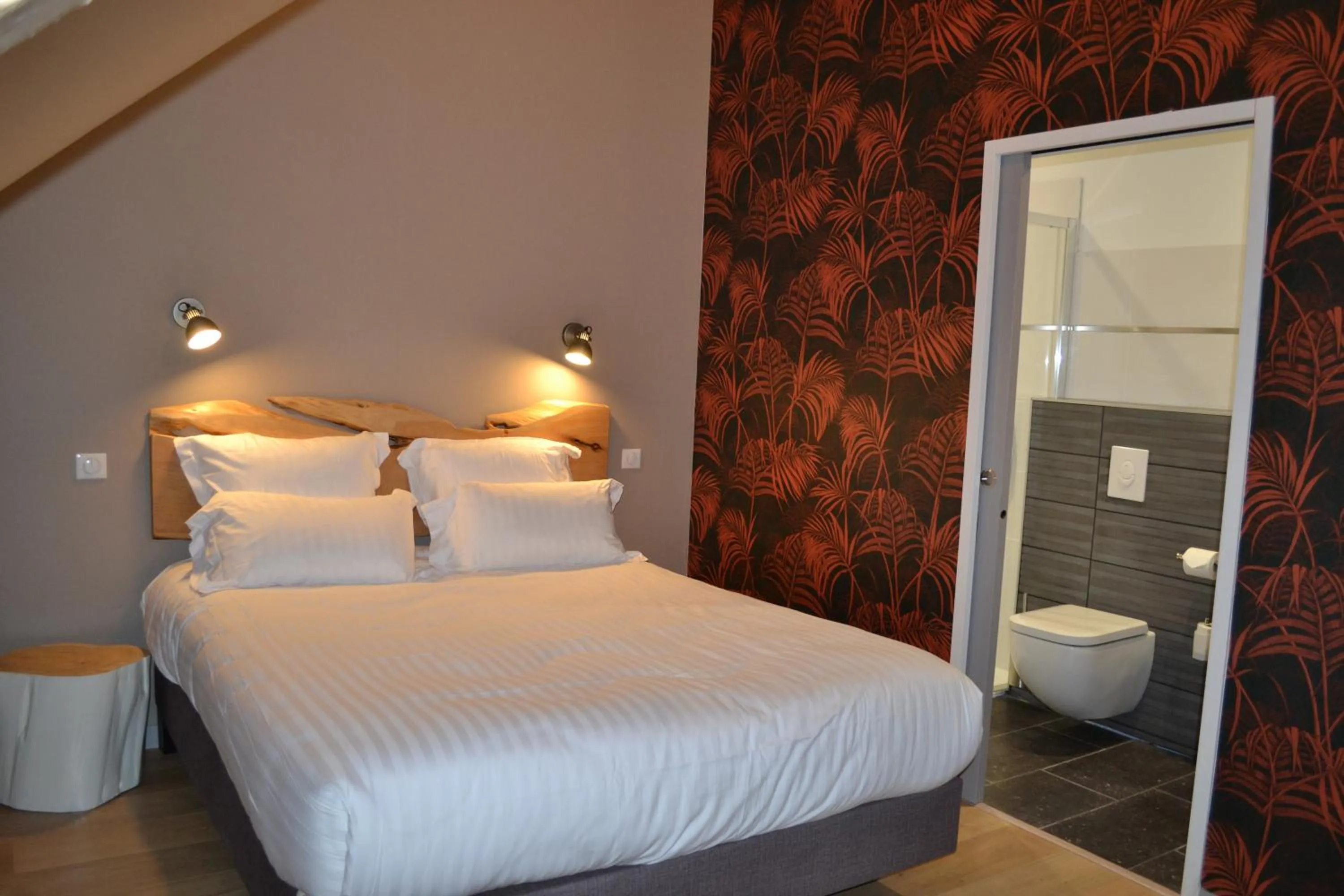 Bed in Logis Auberge de Pont Calleck