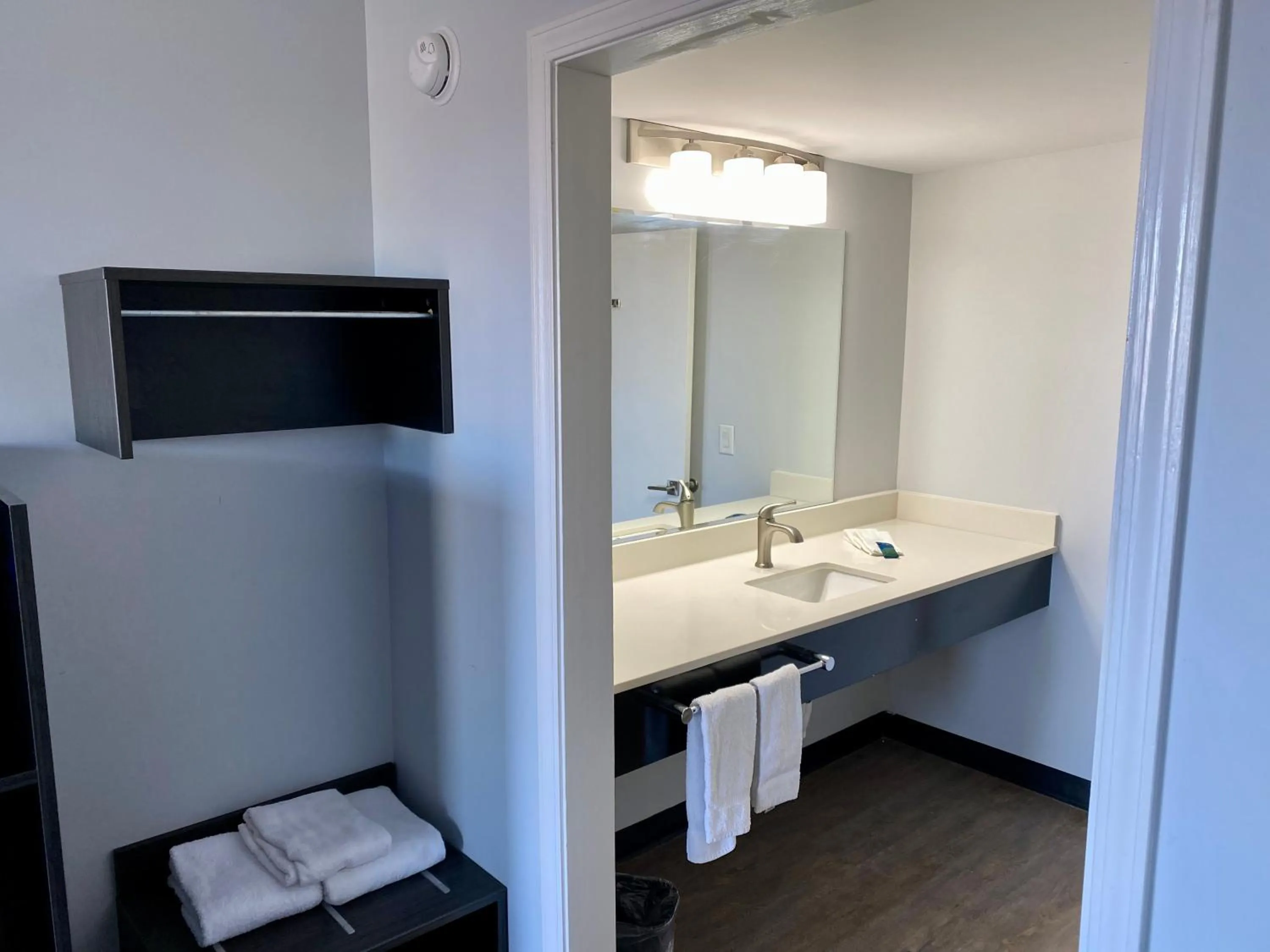 Public Bath in Motel 6 Bonne Terre, MO