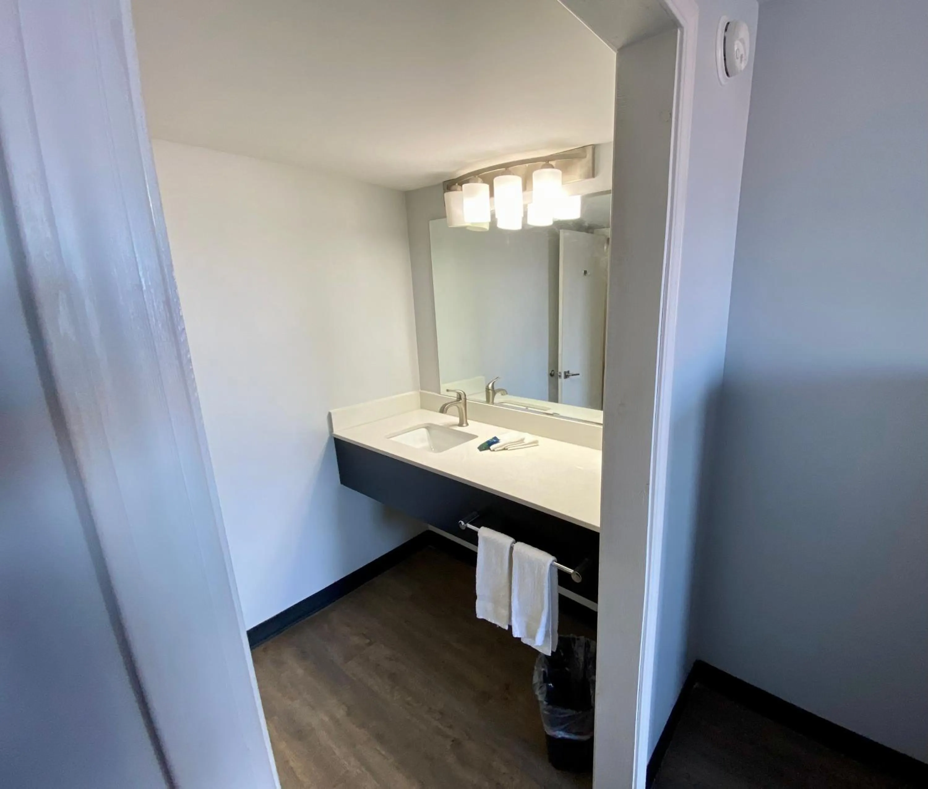 Public Bath in Motel 6 Bonne Terre, MO