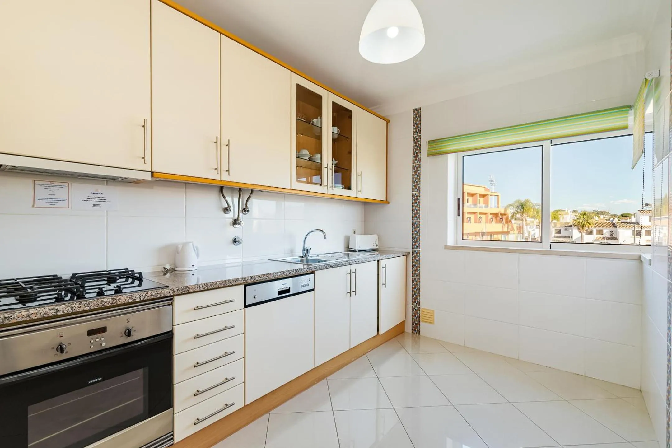 Kitchen or kitchenette in MouraPraia By Garvetur