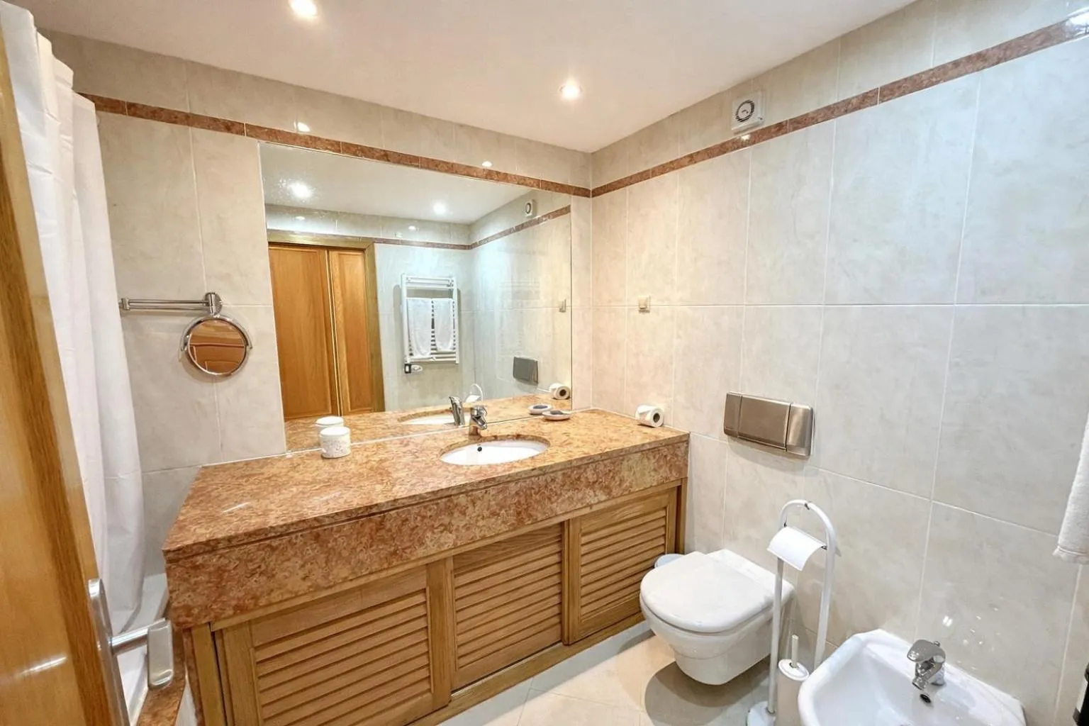 Bathroom in MouraPraia By Garvetur