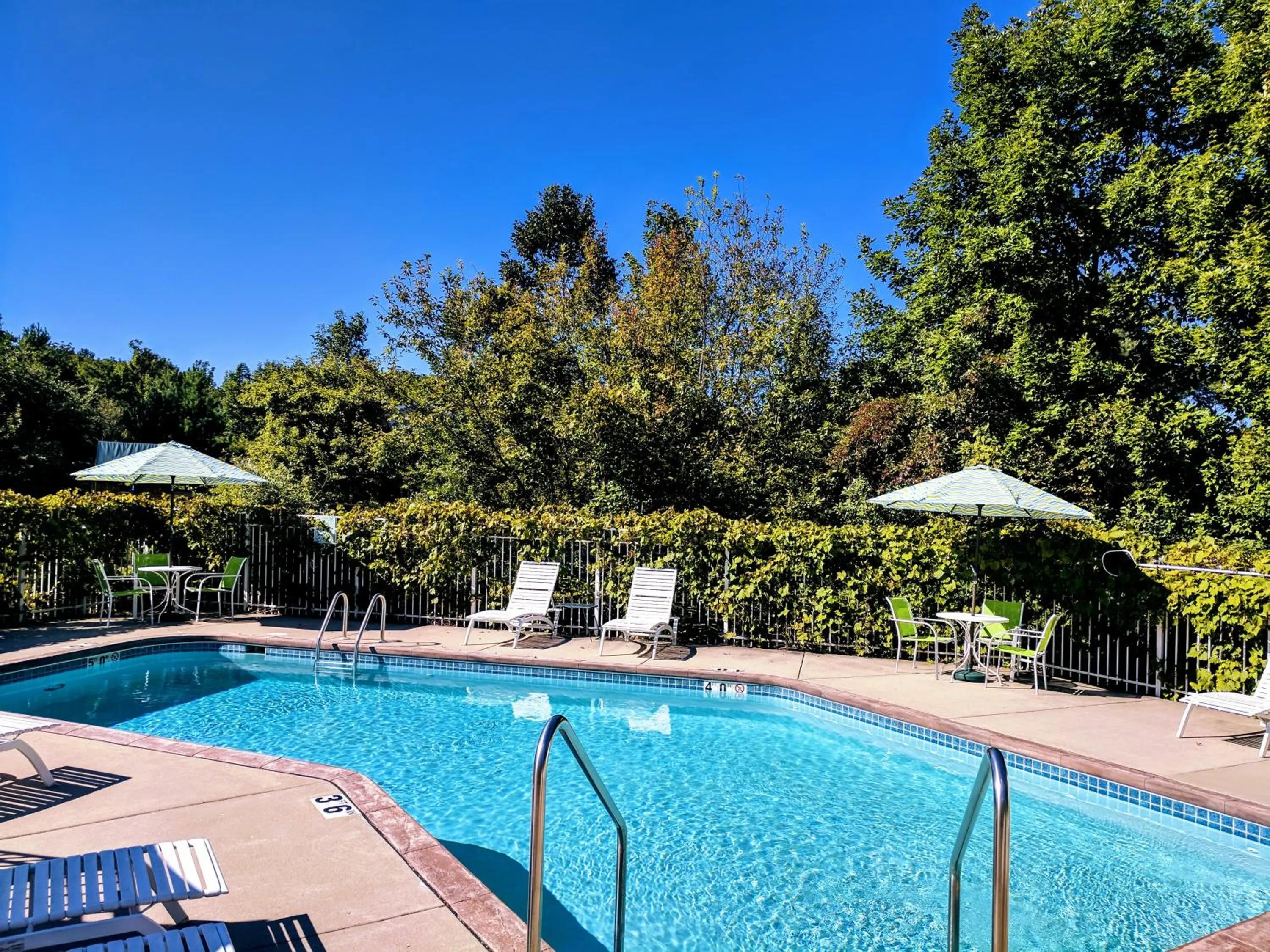 Swimming pool in Ephraim Motel