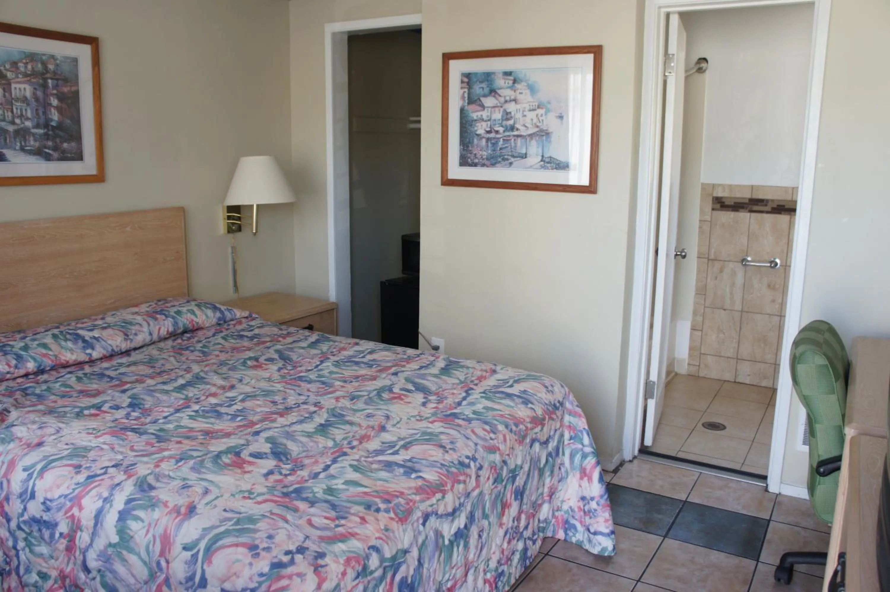 Photo of the whole room, Bed in Budget Inn