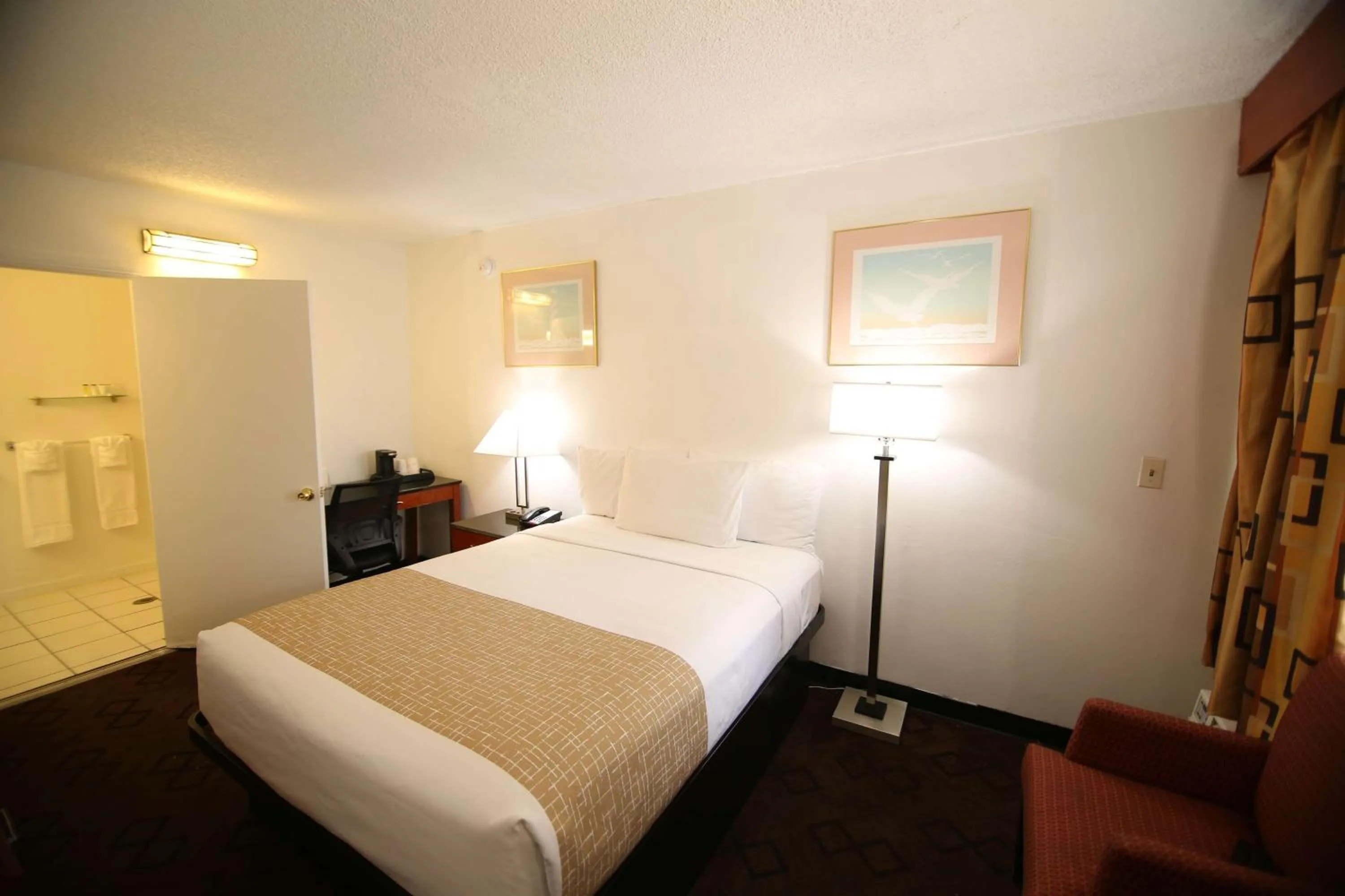 Photo of the whole room, Bed in Travelodge by Wyndham Burbank-Glendale