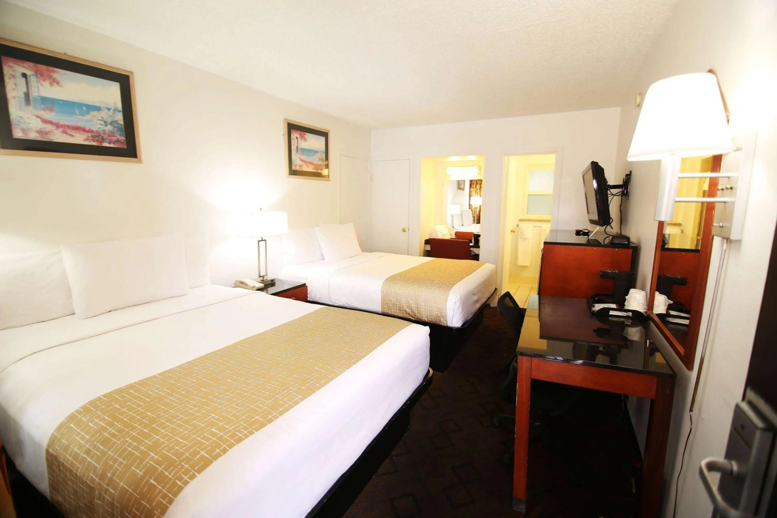 Photo of the whole room, Bed in Travelodge by Wyndham Burbank-Glendale