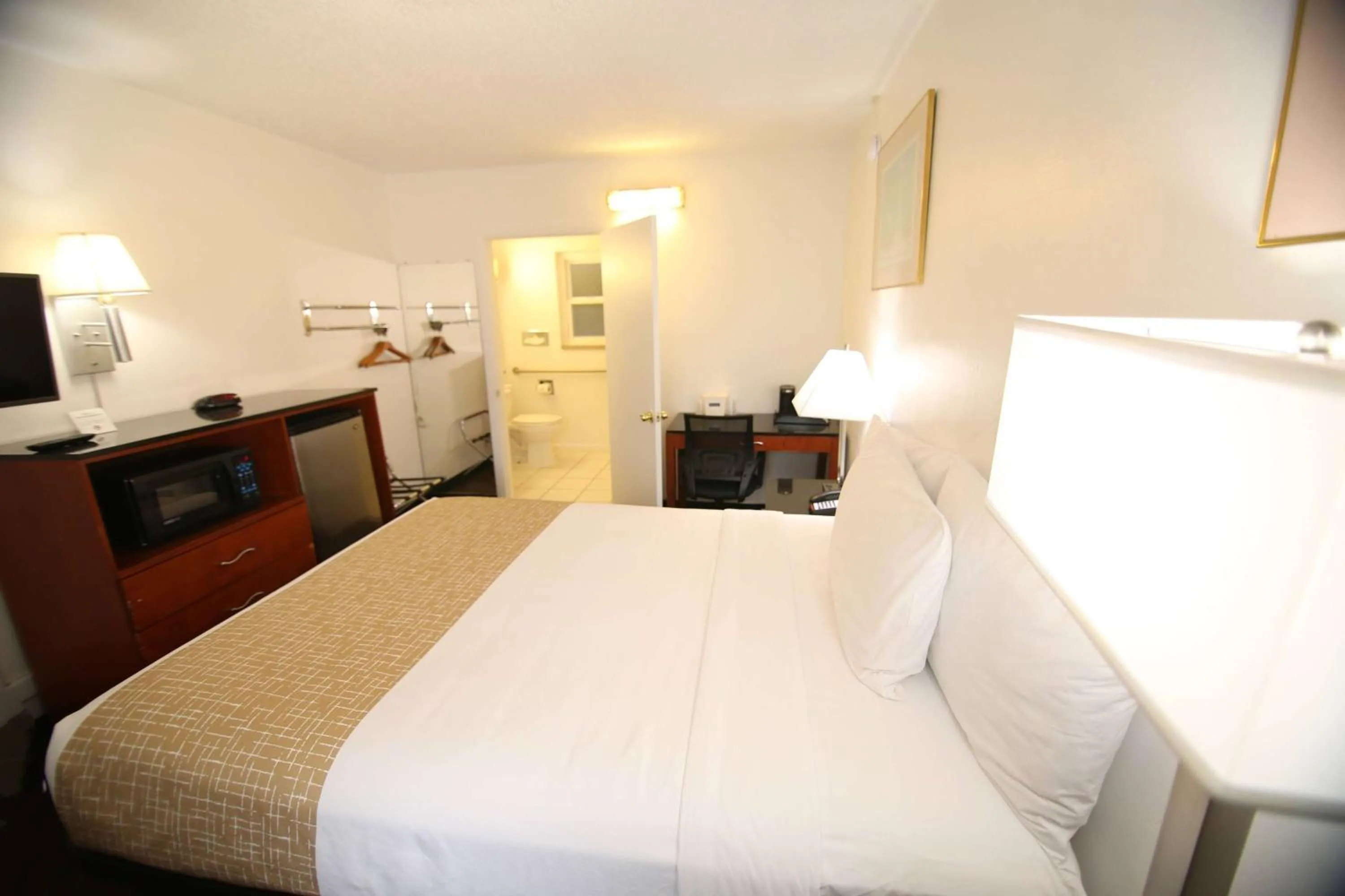 Photo of the whole room, Bed in Travelodge by Wyndham Burbank-Glendale