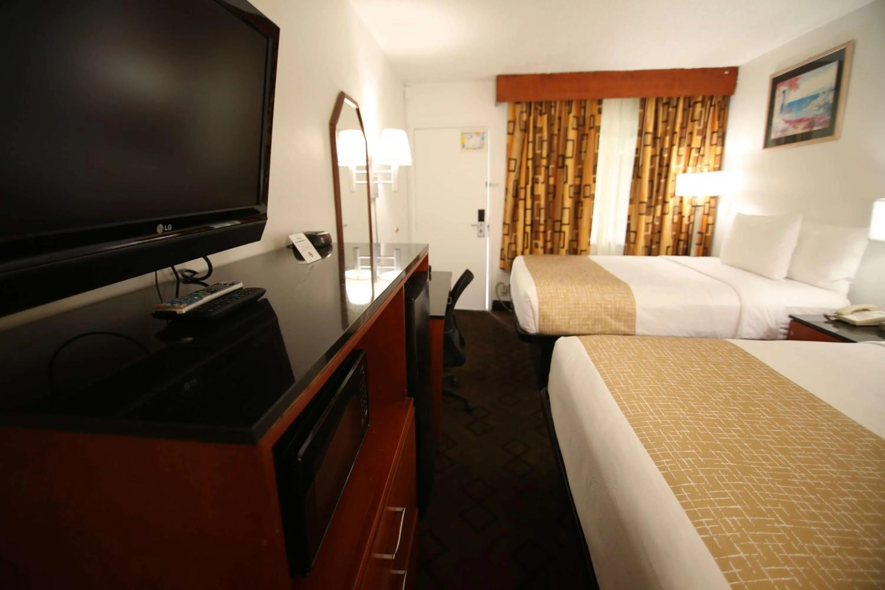 Photo of the whole room, Bed in Travelodge by Wyndham Burbank-Glendale