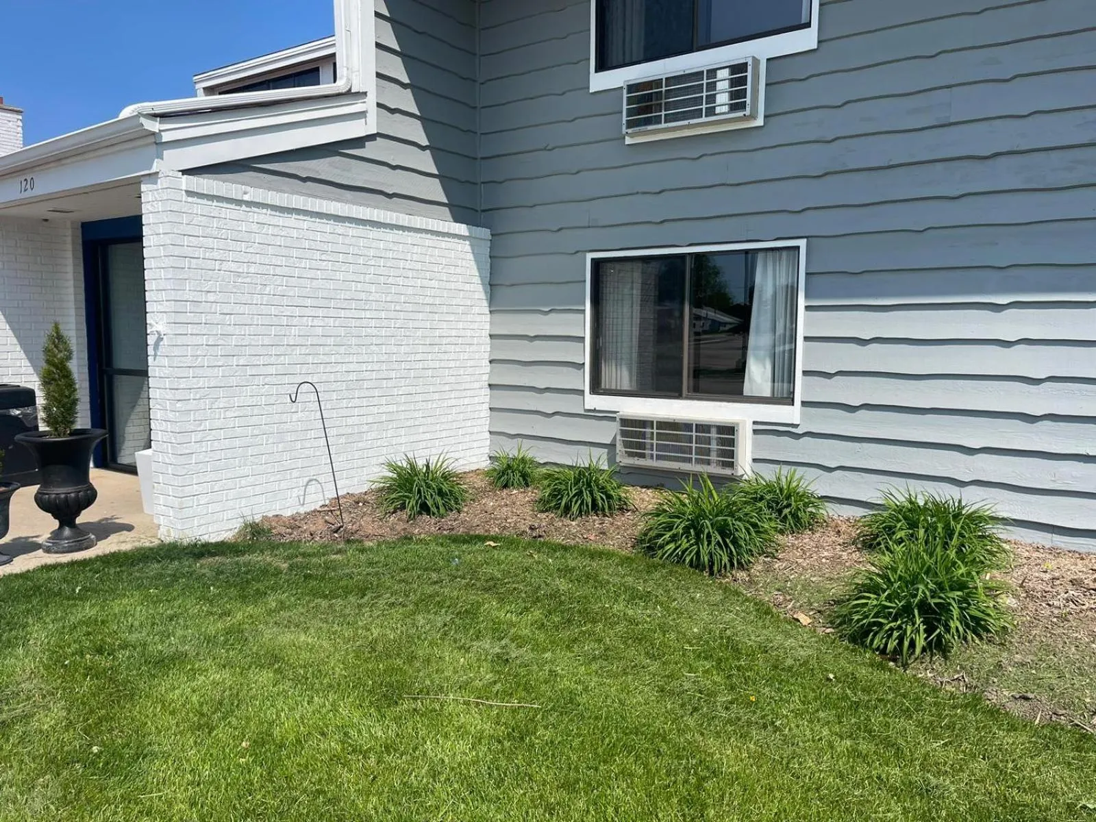 Property building in The Belgium Inn & Suites