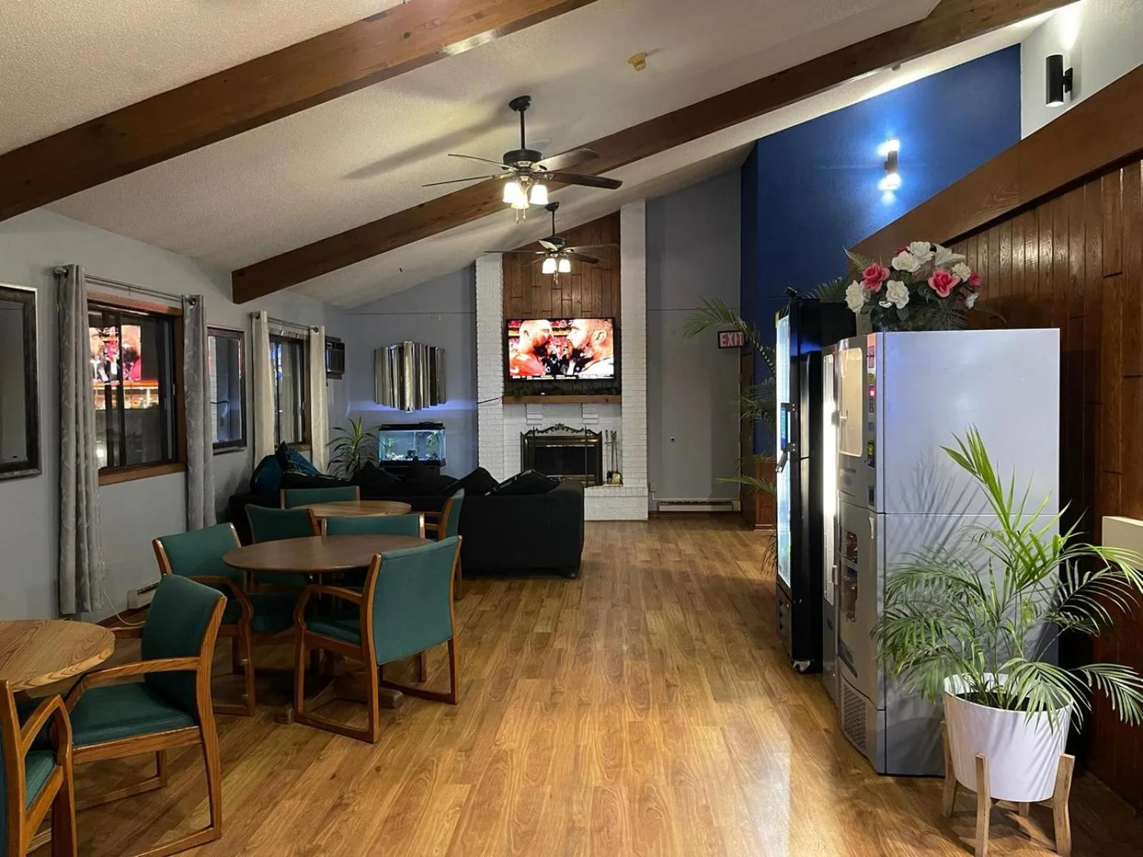 Communal lounge/ TV room in The Belgium Inn & Suites