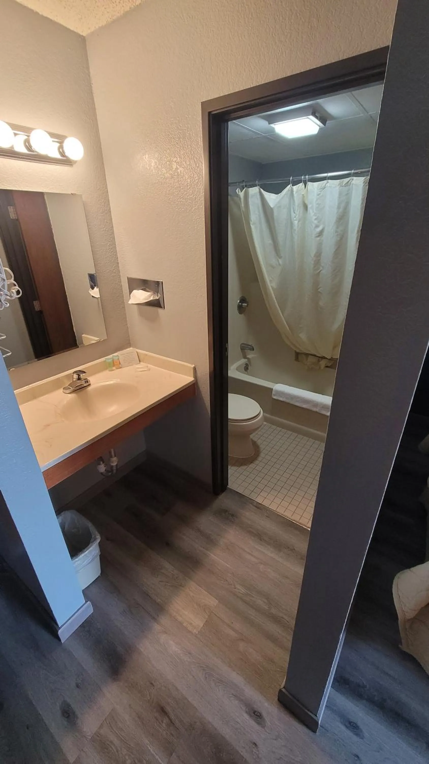 The Belgium Inn & Suites