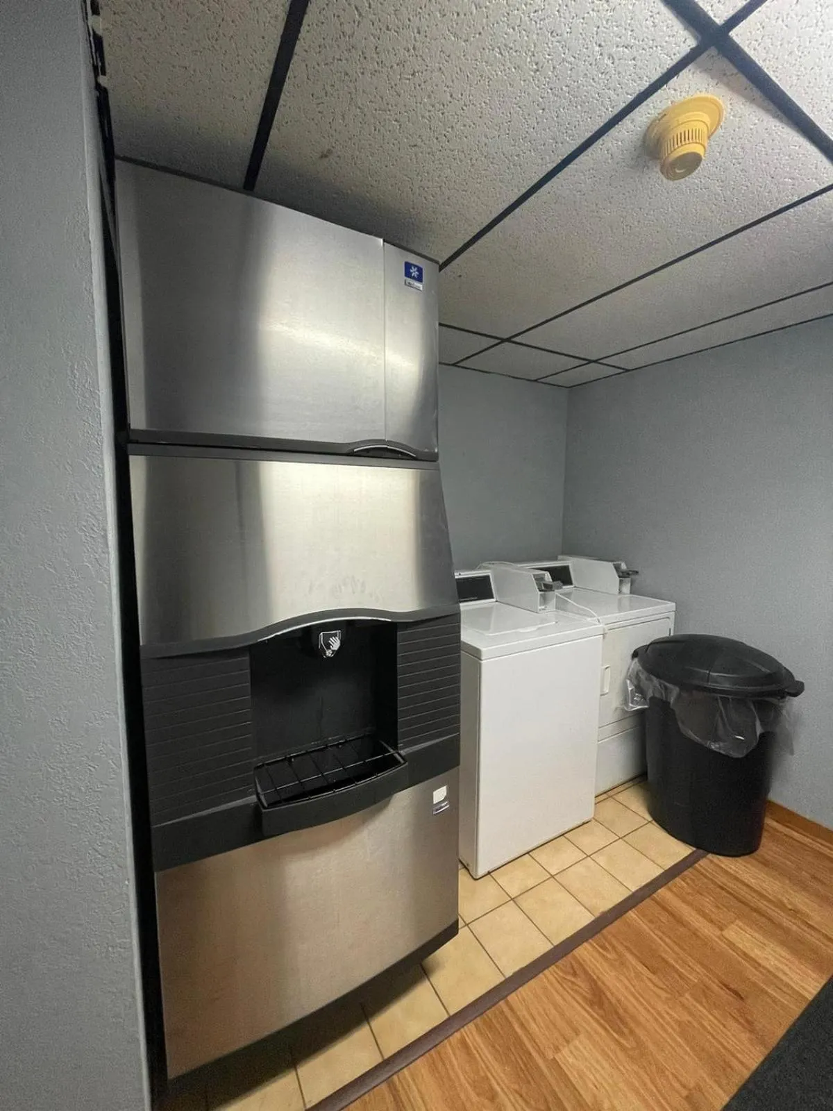 vending machine in The Belgium Inn & Suites