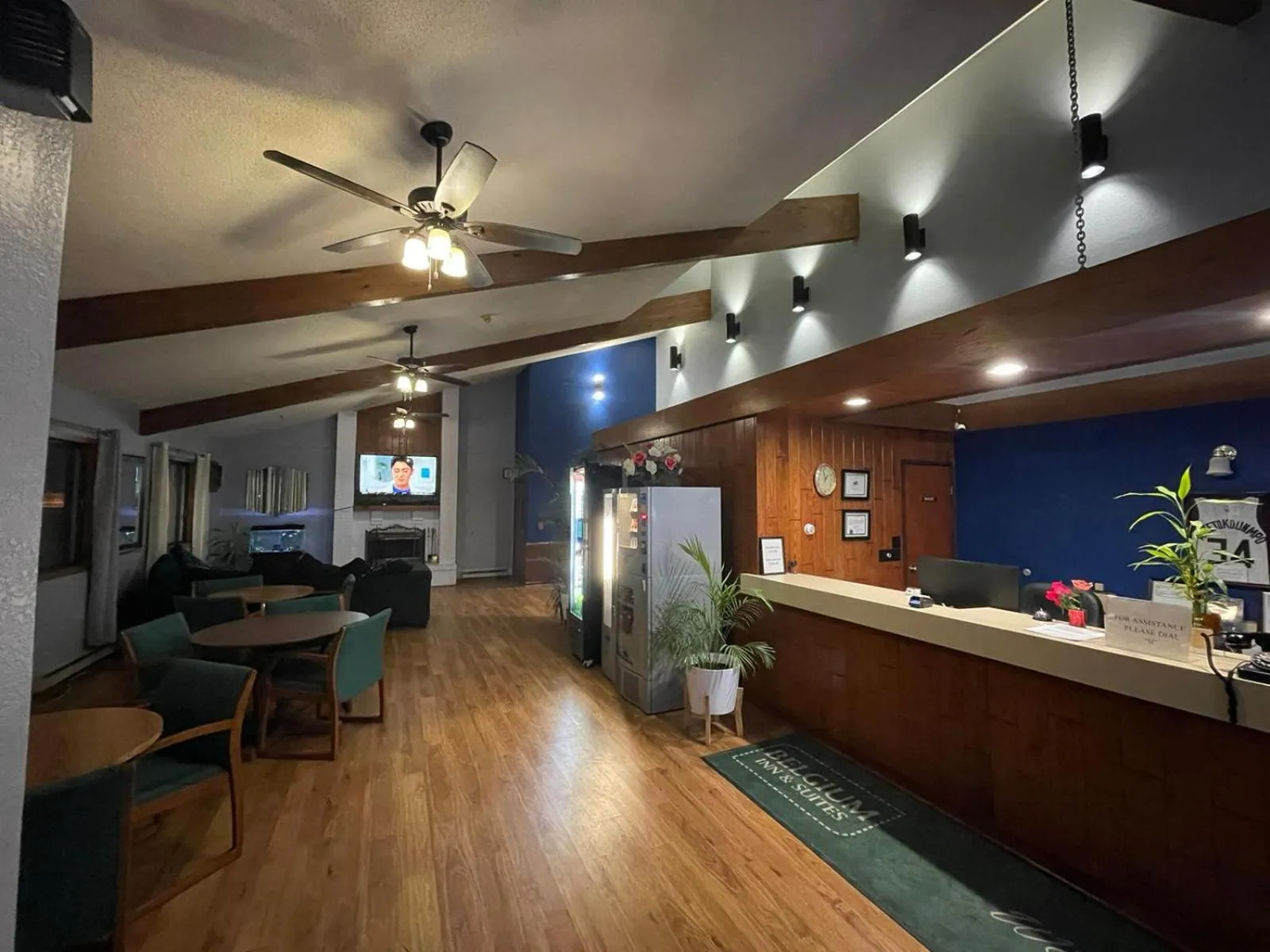 Communal lounge/ TV room in The Belgium Inn & Suites