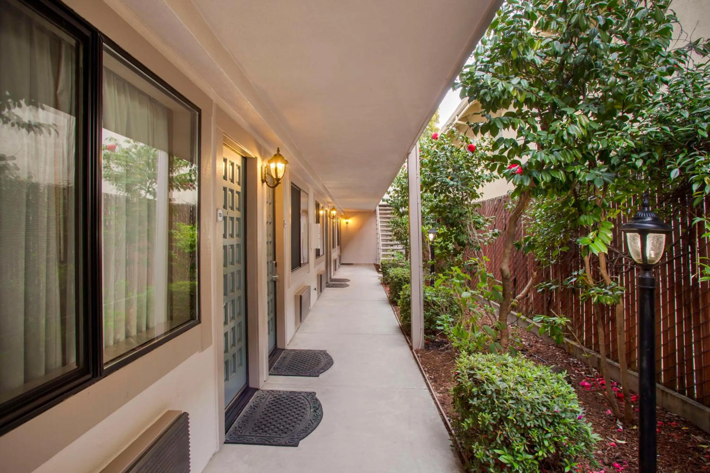 Property building in Best Western Inn Santa Cruz