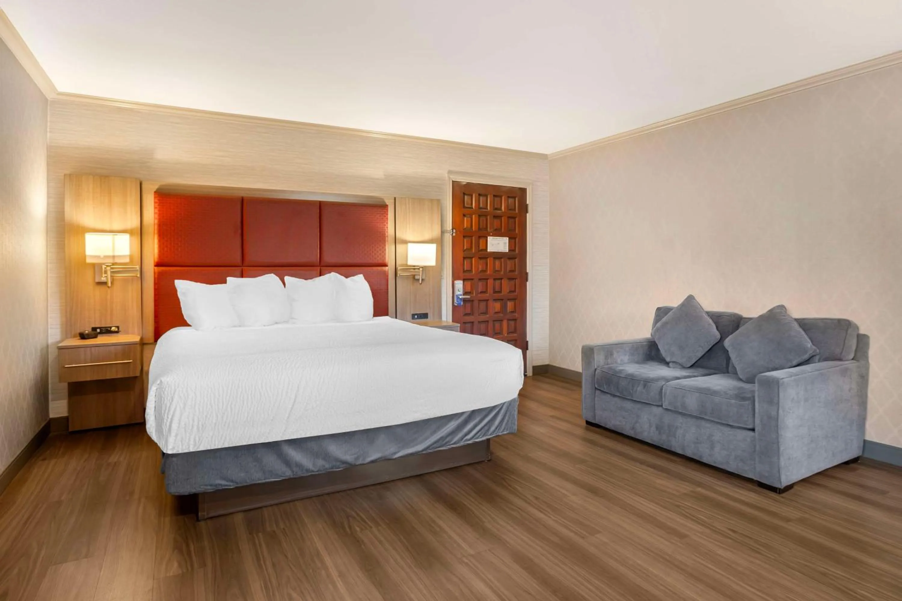 Photo of the whole room, Bed in Best Western Inn Santa Cruz