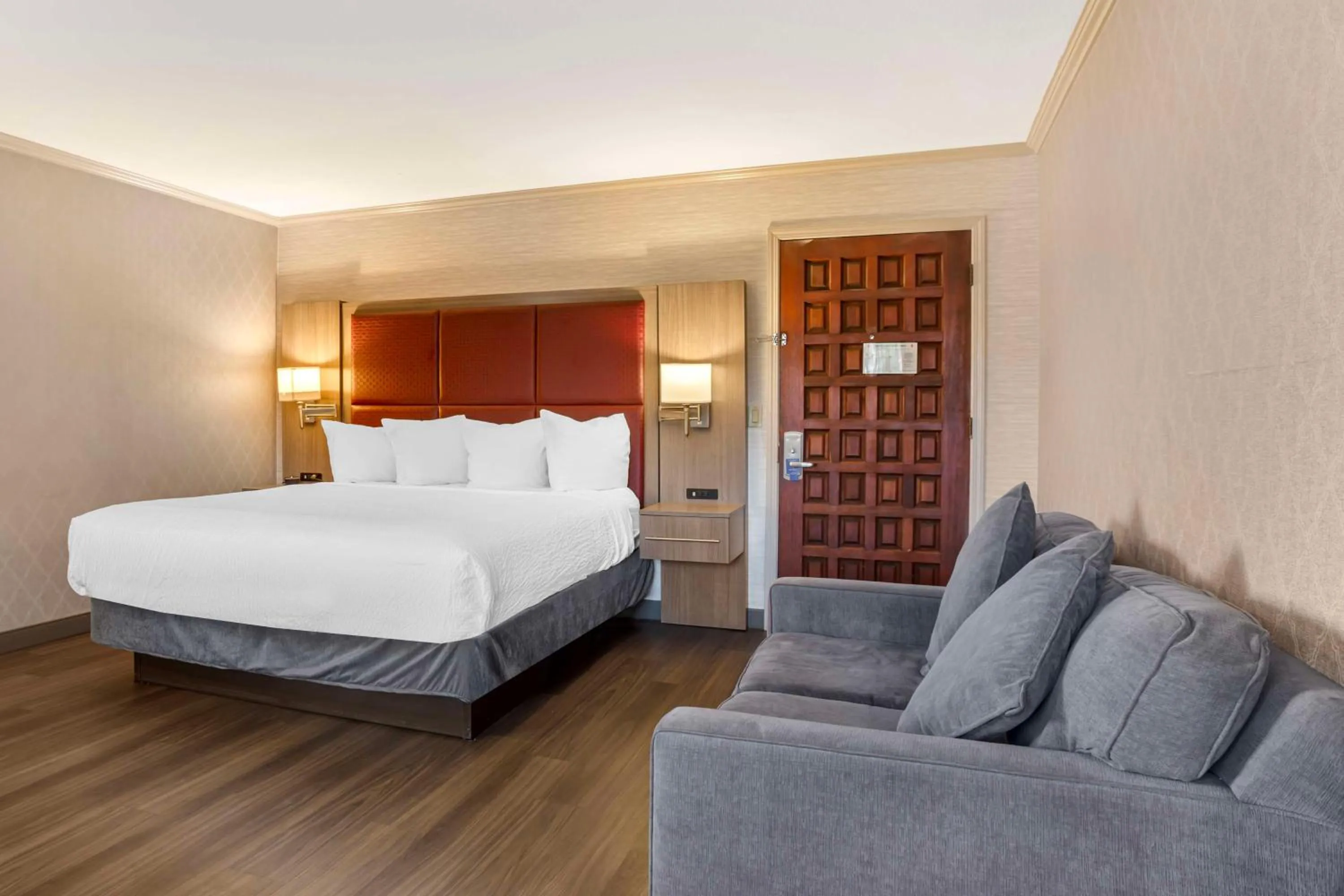 Photo of the whole room, Bed in Best Western Inn Santa Cruz