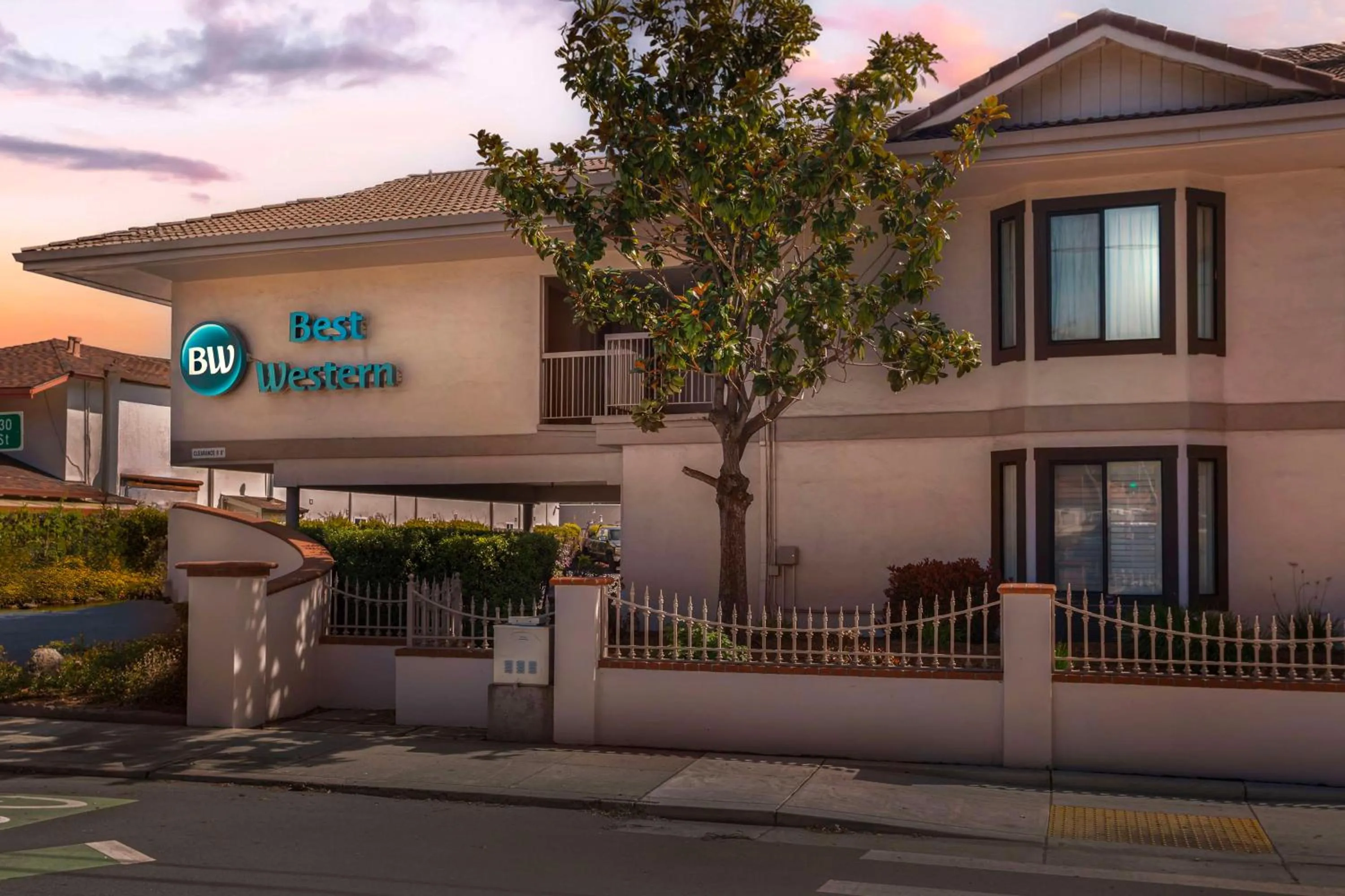 Property building in Best Western Inn Santa Cruz