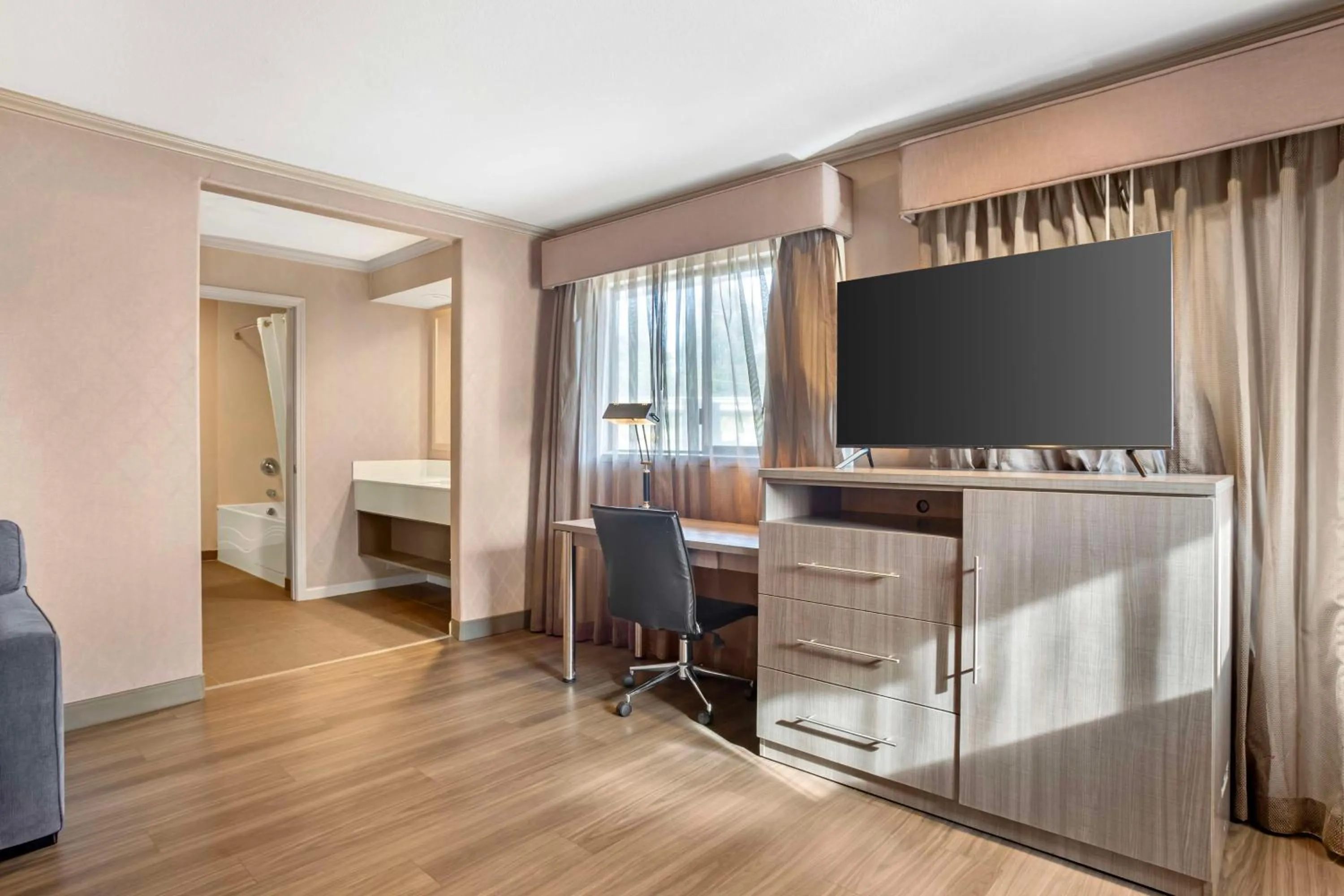 Photo of the whole room, Bed in Best Western Inn Santa Cruz