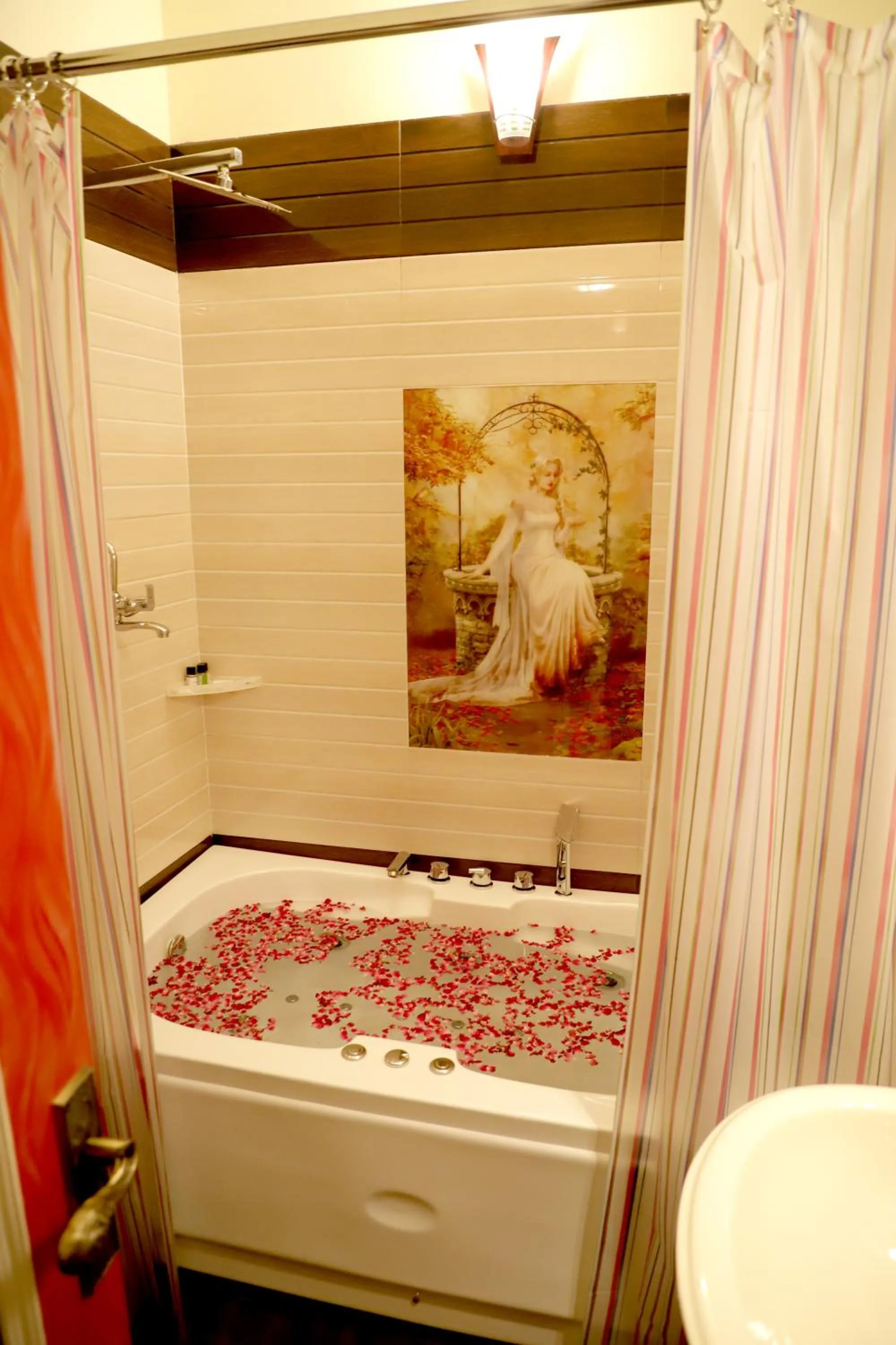 Hot Tub in Ganesha Palace