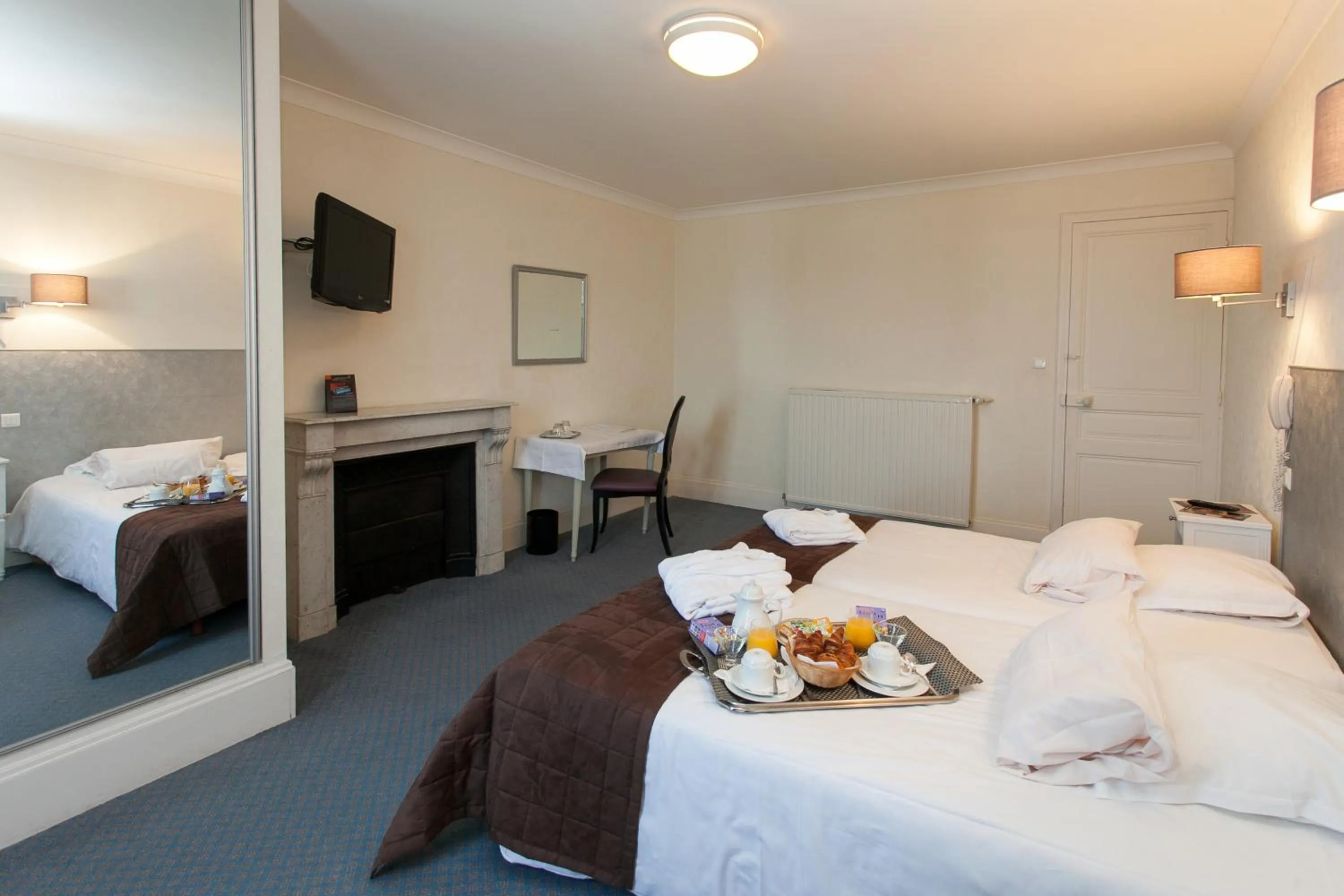 Bed in Hôtel Cosmos & Spa