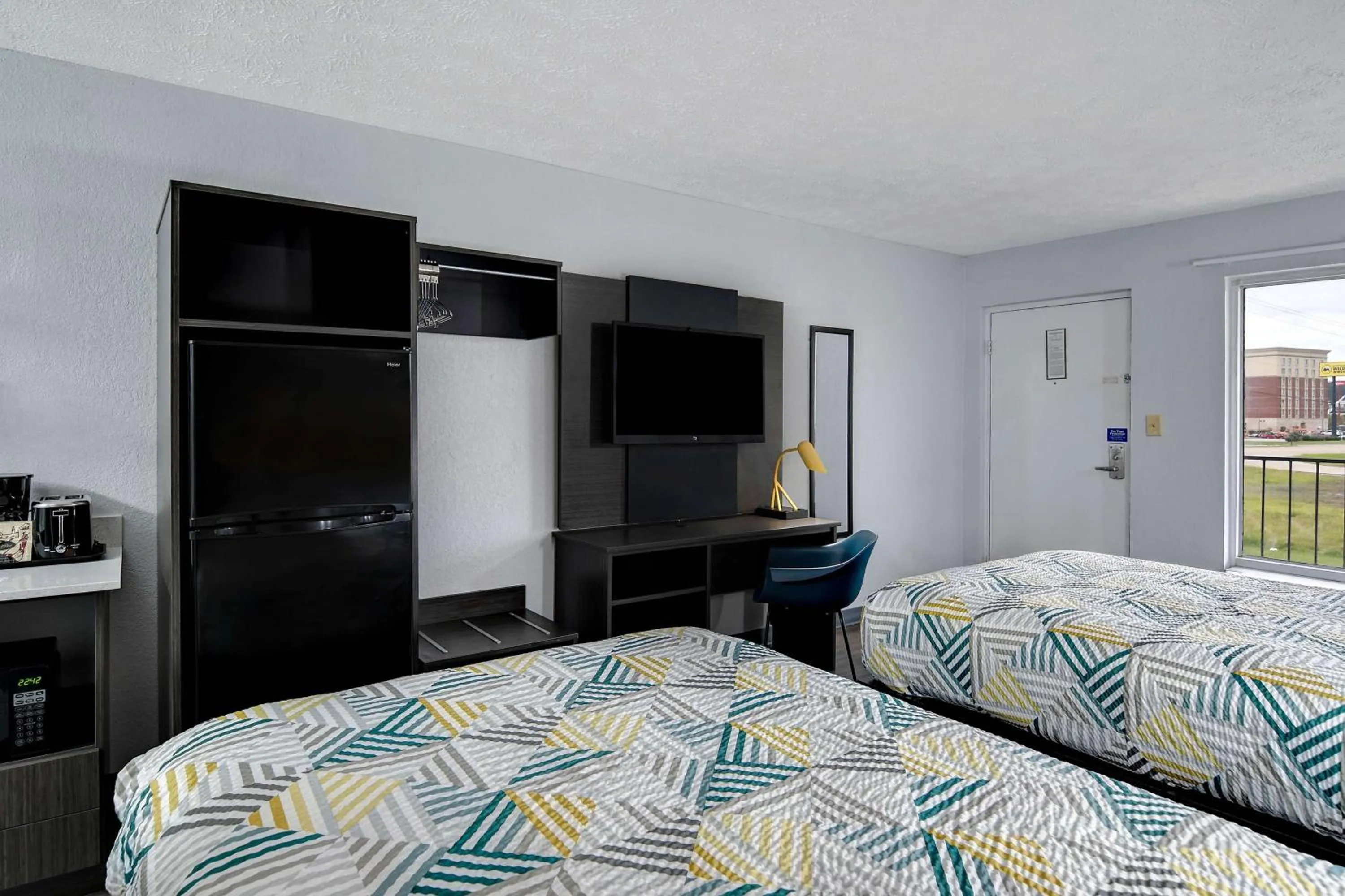 Photo of the whole room, Bed in Studio 6 Meridian, MS Bonita Lakes