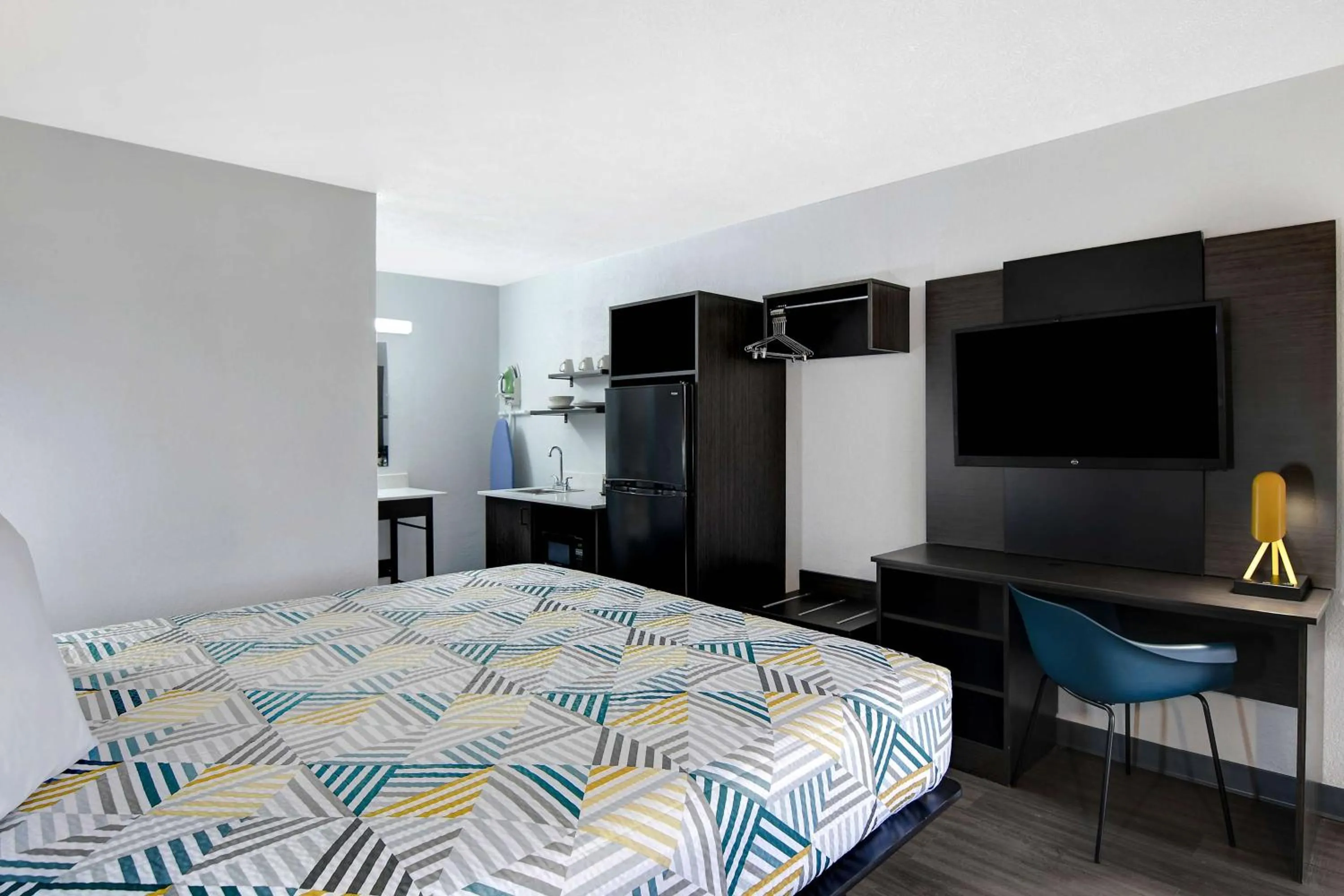 Photo of the whole room, Bed in Studio 6 Meridian, MS Bonita Lakes