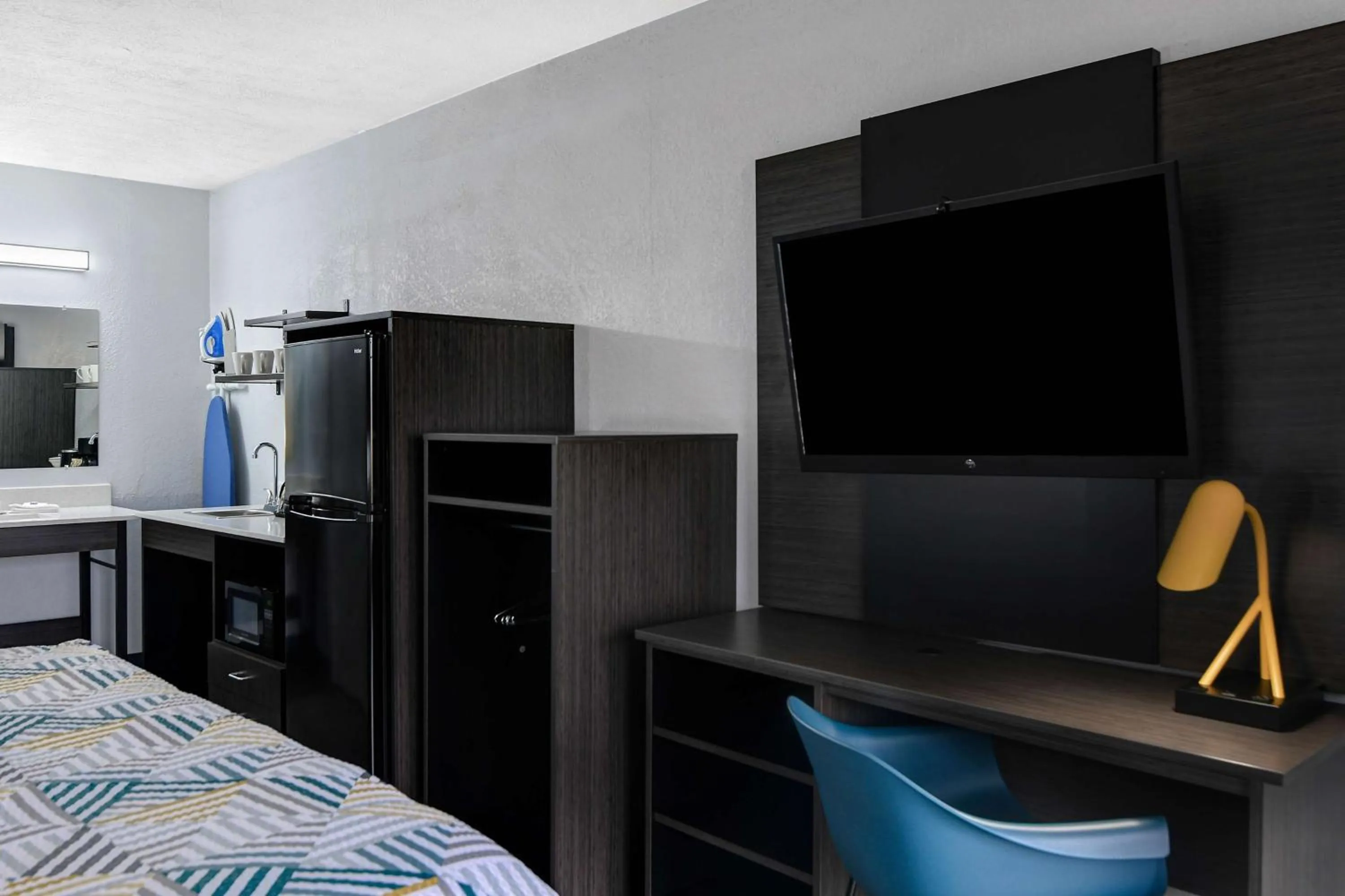 Photo of the whole room, Bed in Studio 6 Meridian, MS Bonita Lakes