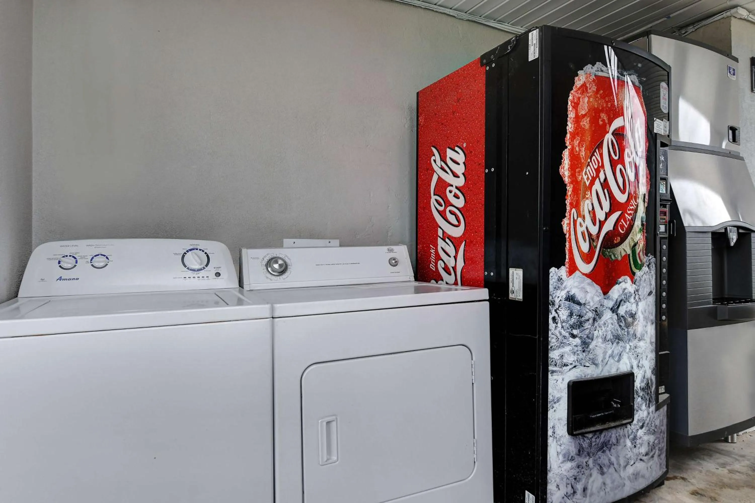 vending machine in Studio 6 Meridian, MS Bonita Lakes
