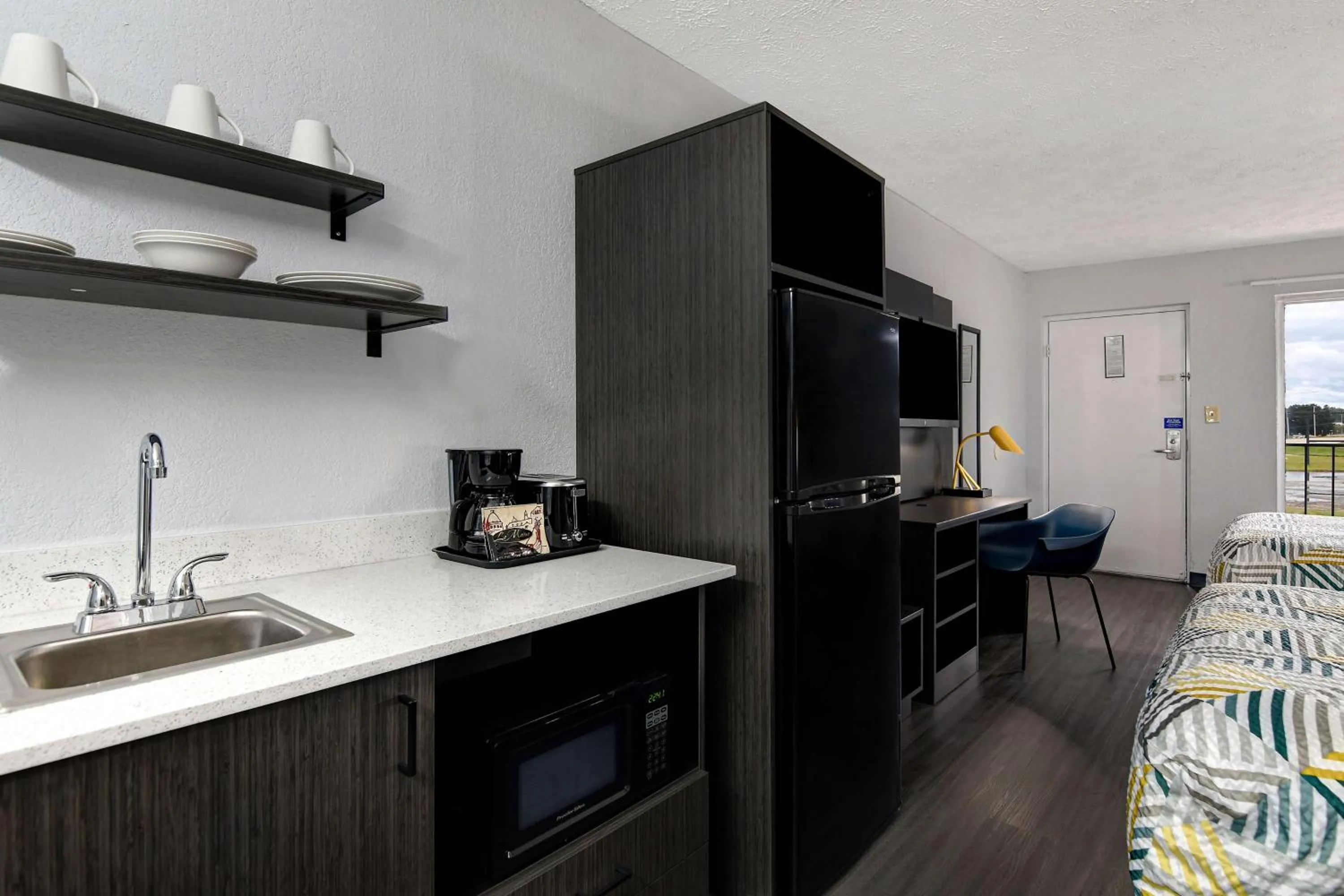 Kitchen or kitchenette in Studio 6 Meridian, MS Bonita Lakes