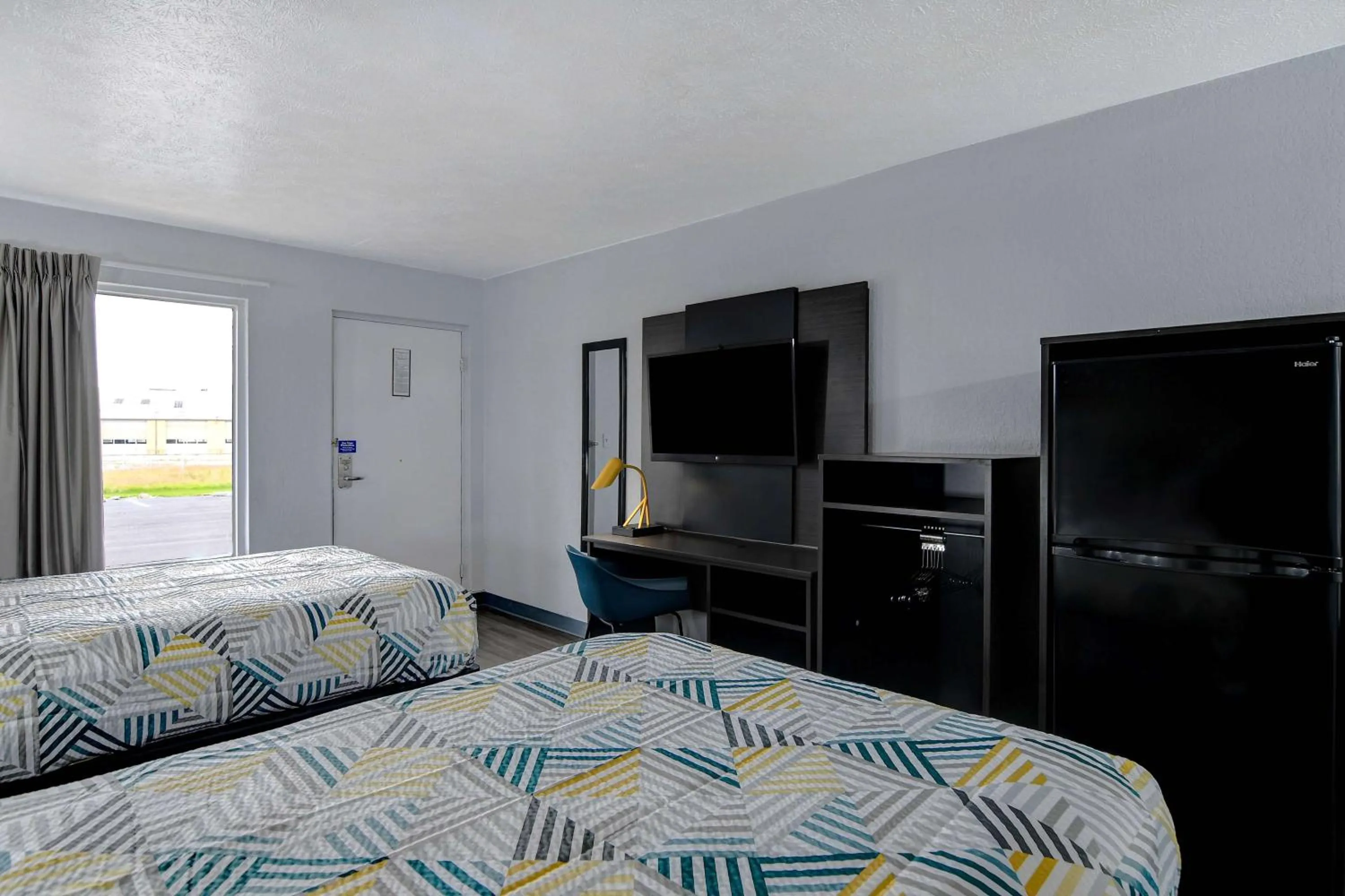 Photo of the whole room, Bed in Studio 6 Meridian, MS Bonita Lakes