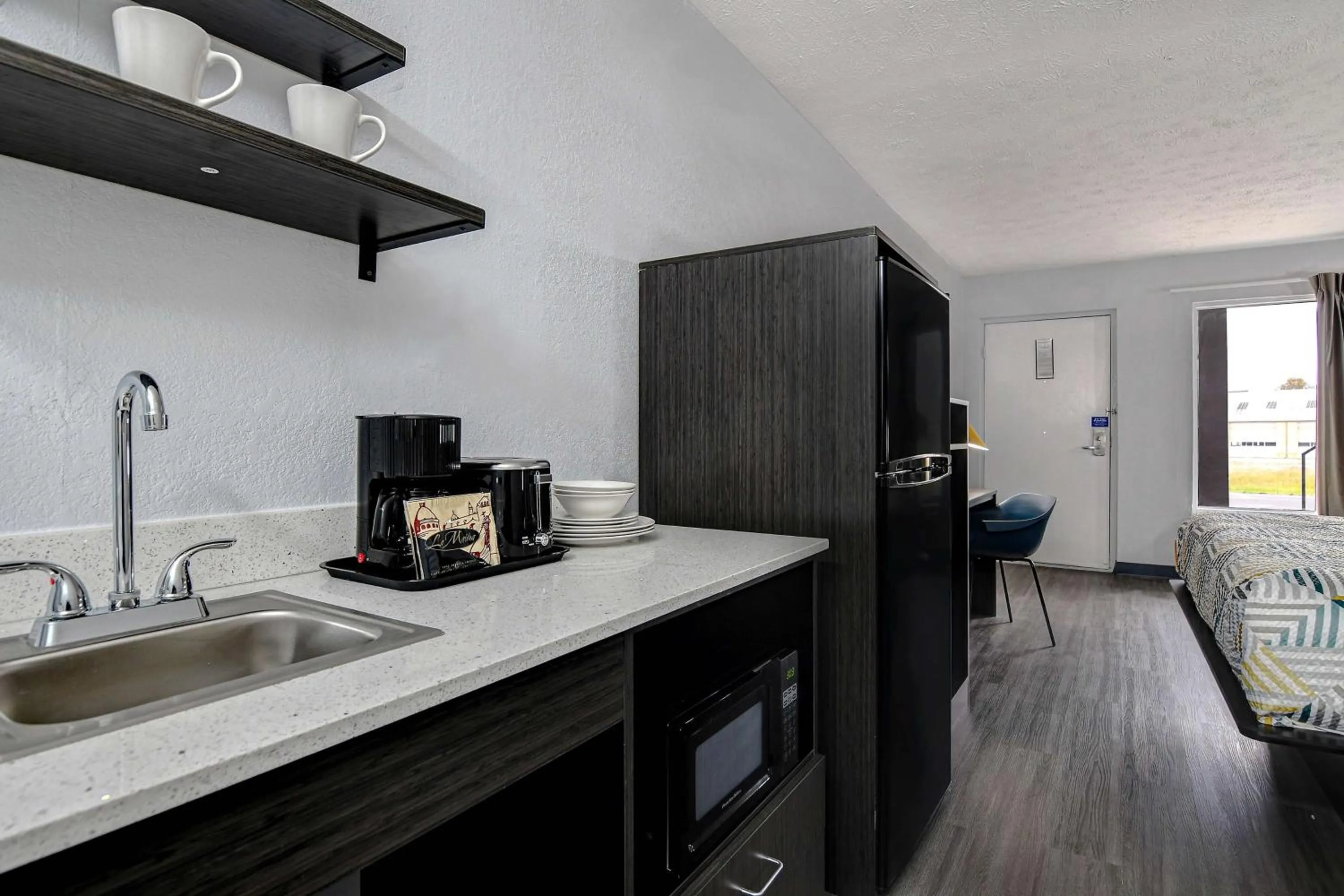 Kitchen or kitchenette in Studio 6 Meridian, MS Bonita Lakes