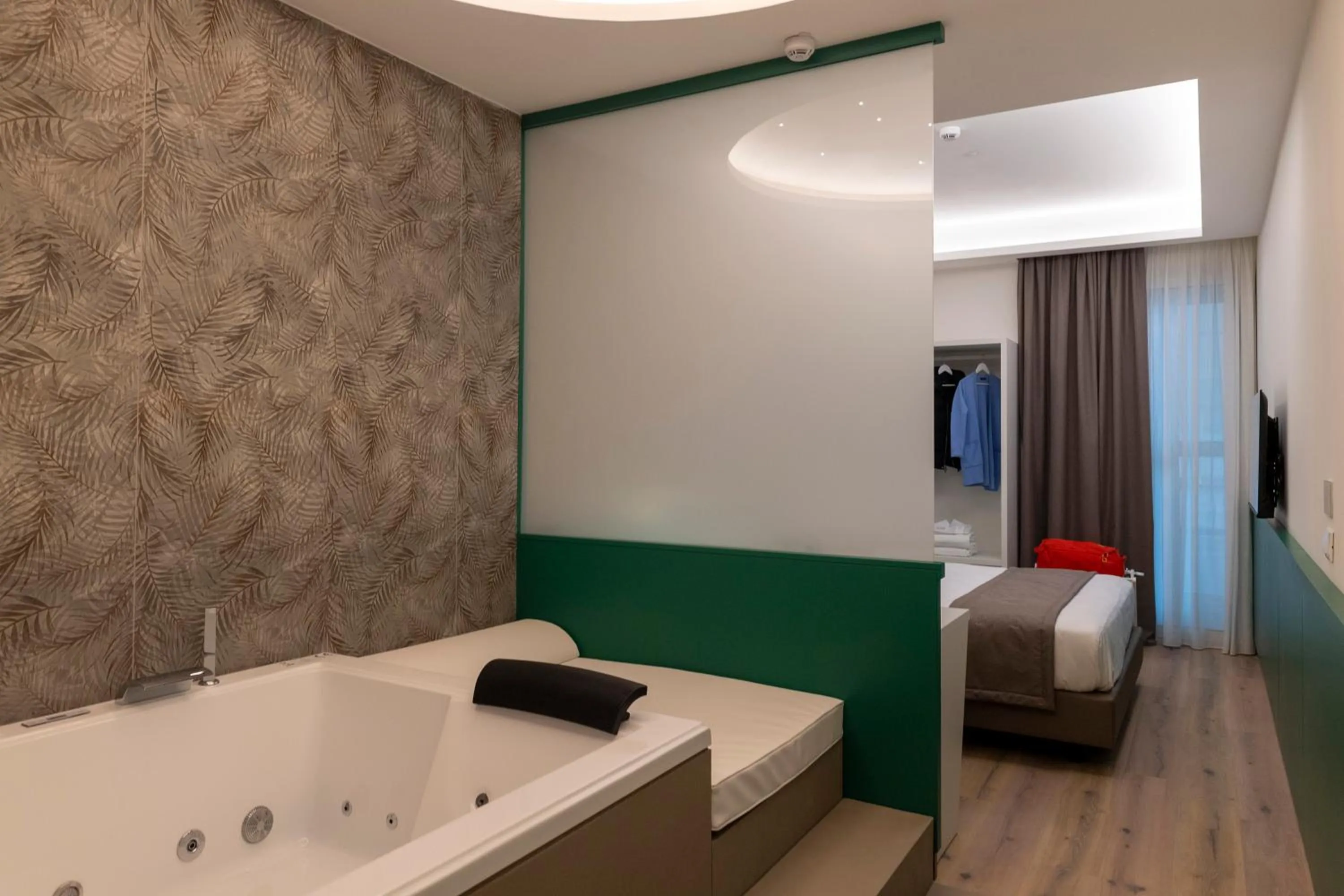 Hot Tub, Bed in Smart Hotel Napoli