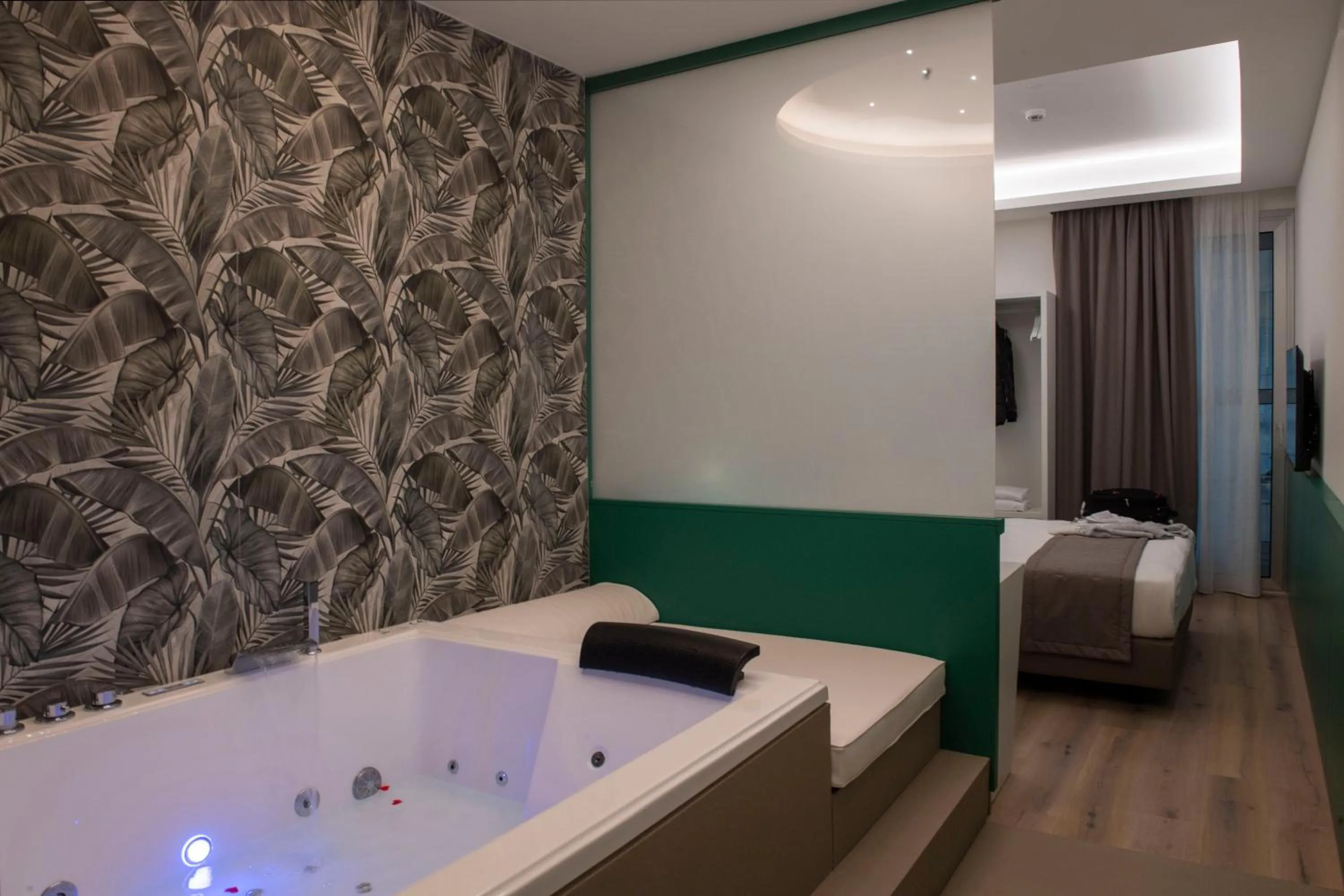 Hot Tub, Bed in Smart Hotel Napoli