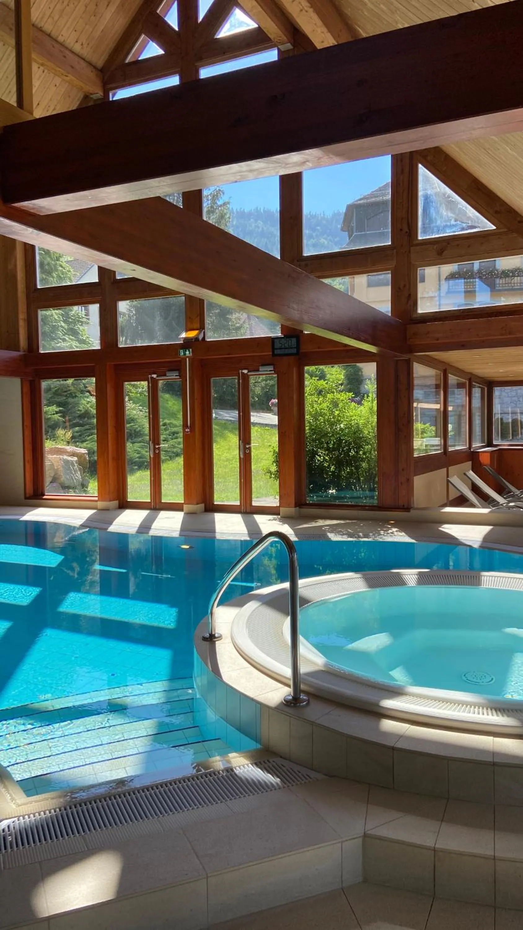 Hot Tub in LE CLOS DES SOURCES Hôtel & Spa