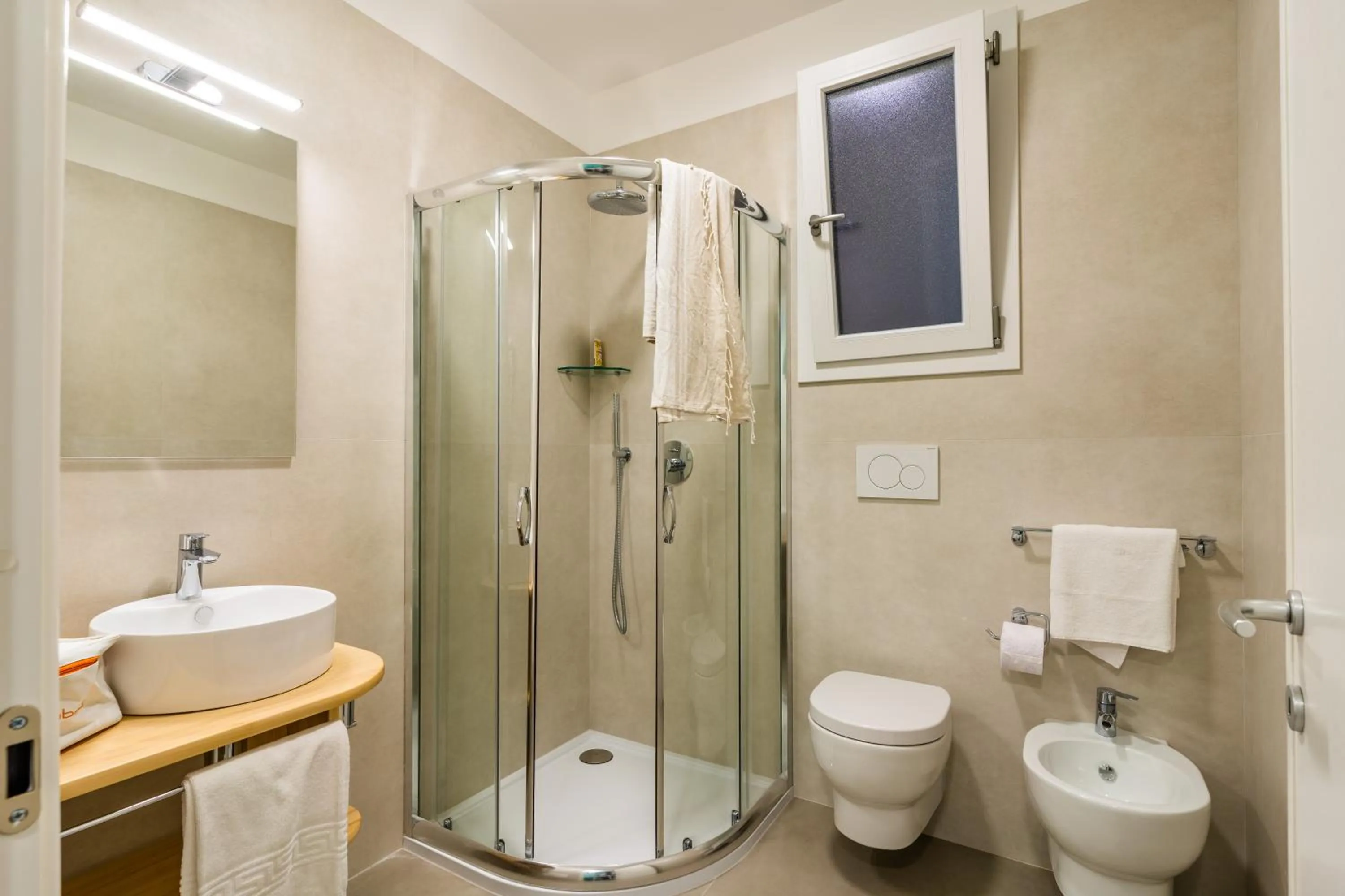 Shower in SMERALDO RESIDENCE