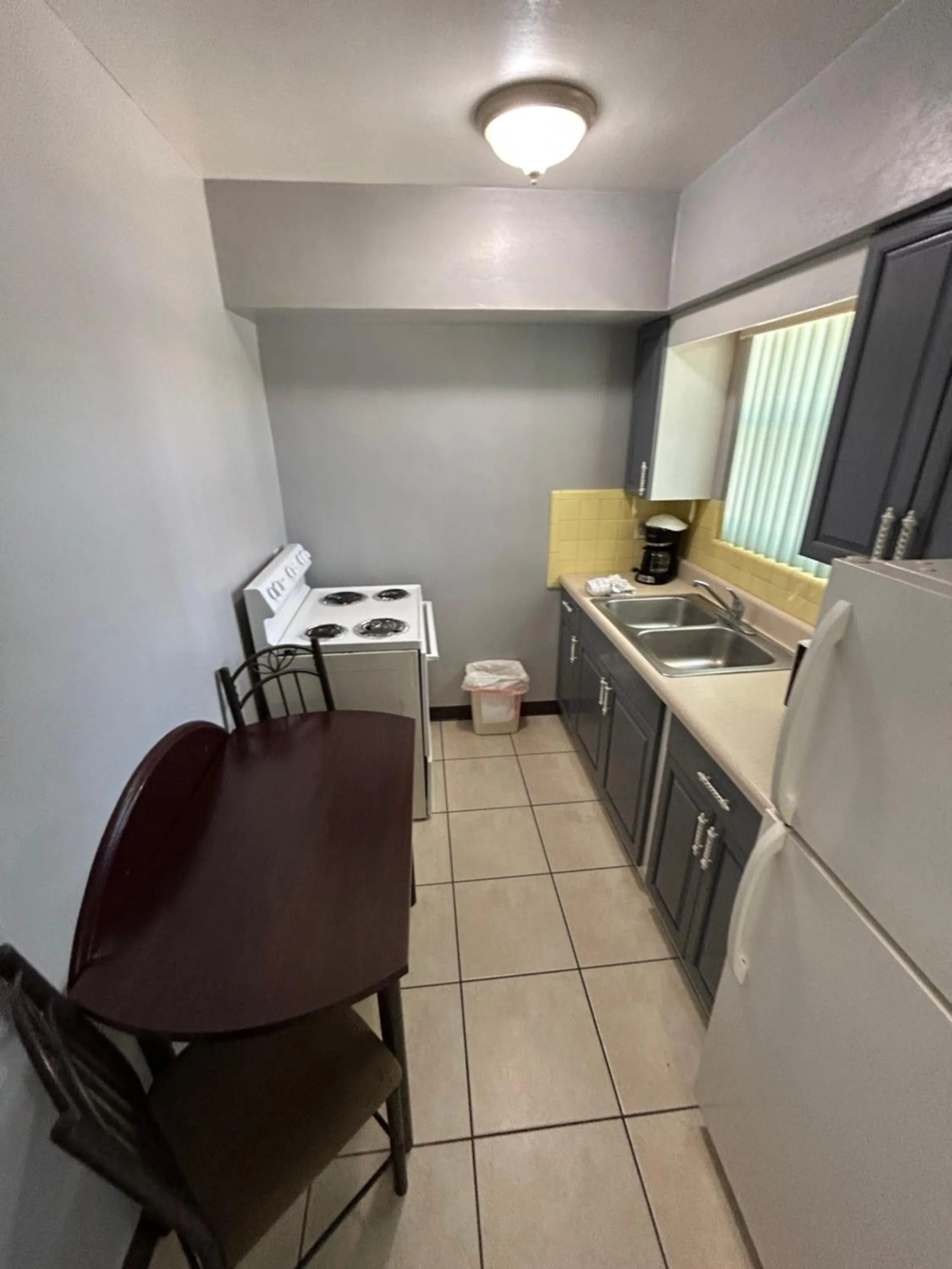 Kitchen or kitchenette in Sails Resort Motel