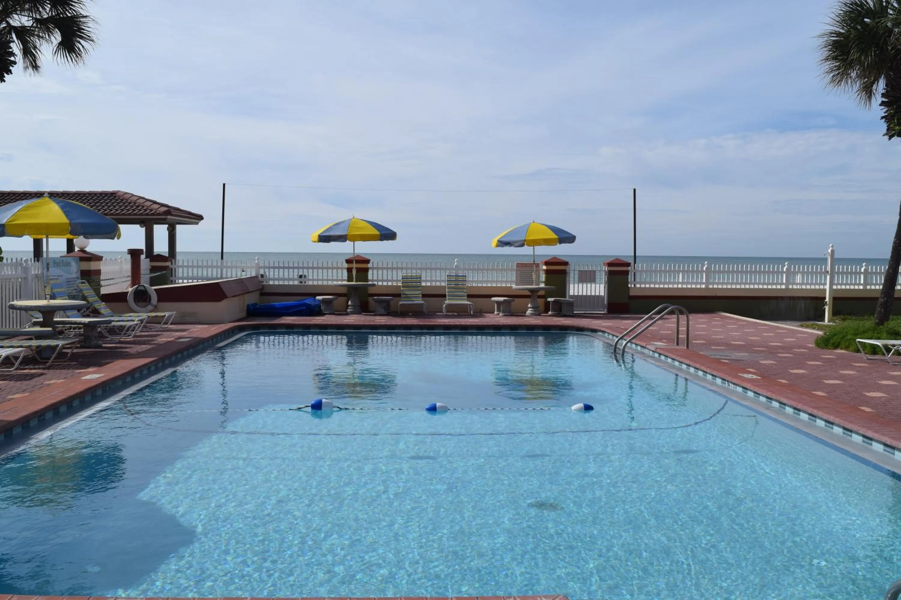 Swimming pool in Sails Resort Motel