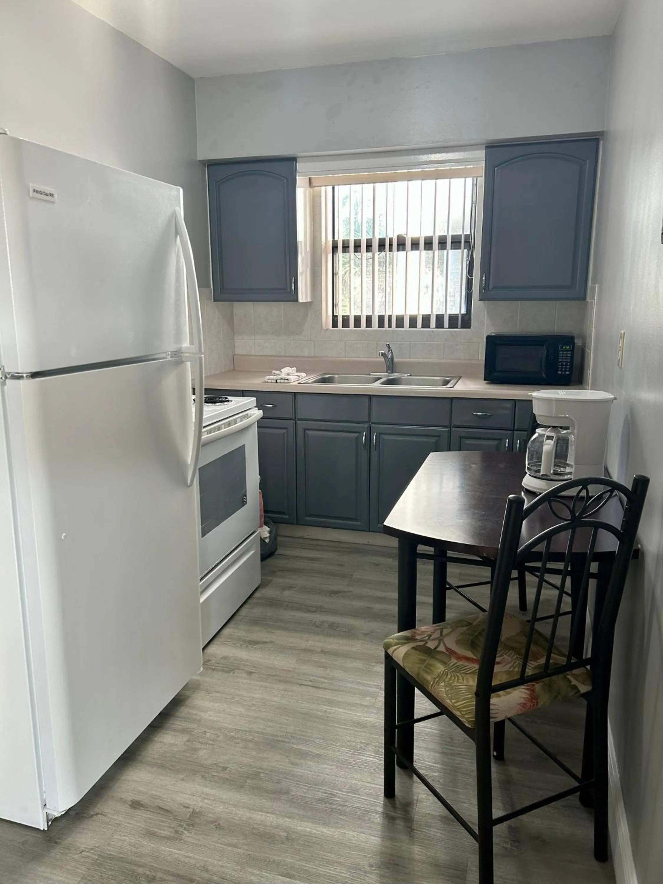 Kitchen or kitchenette in Sails Resort Motel