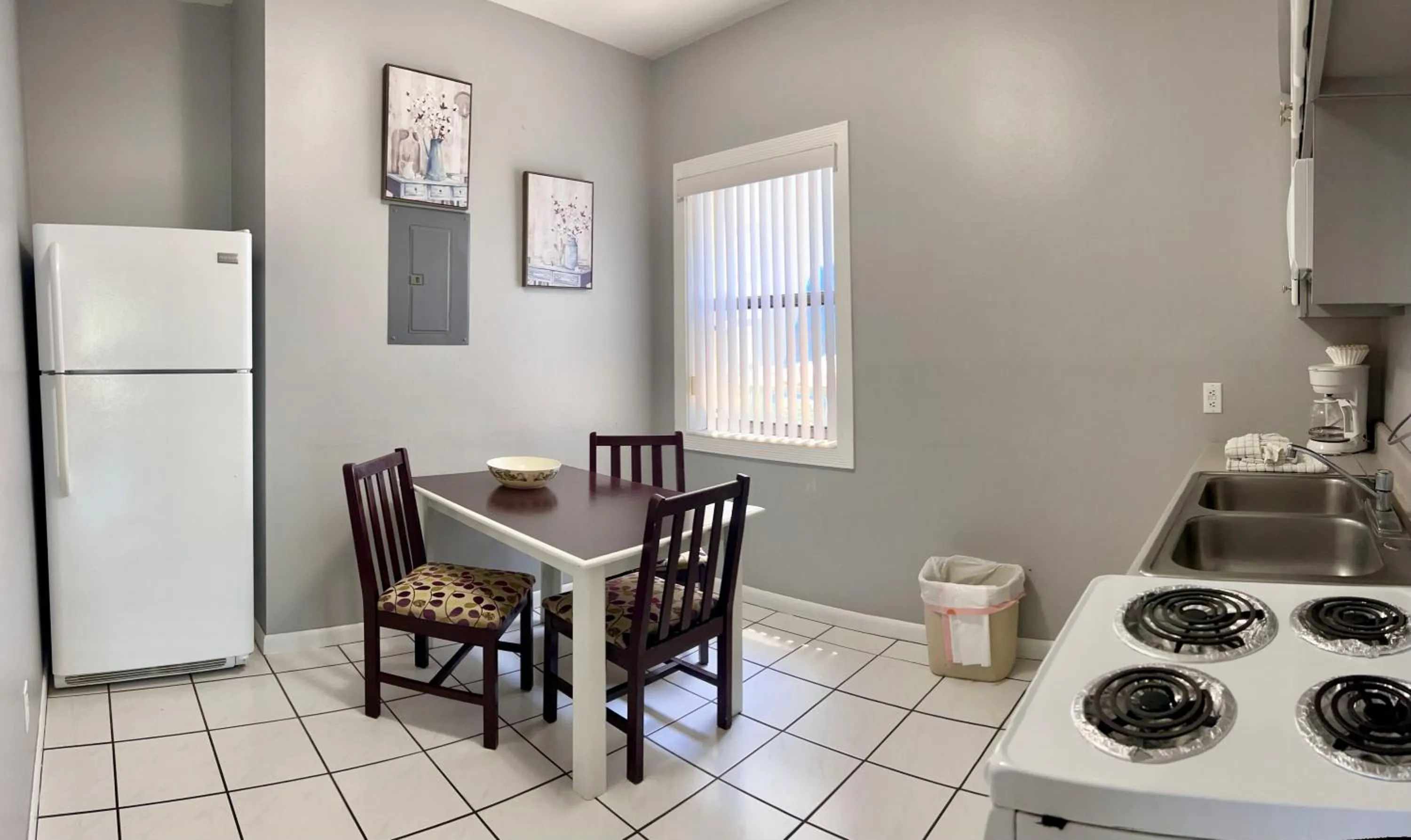 Kitchen or kitchenette in Sails Resort Motel