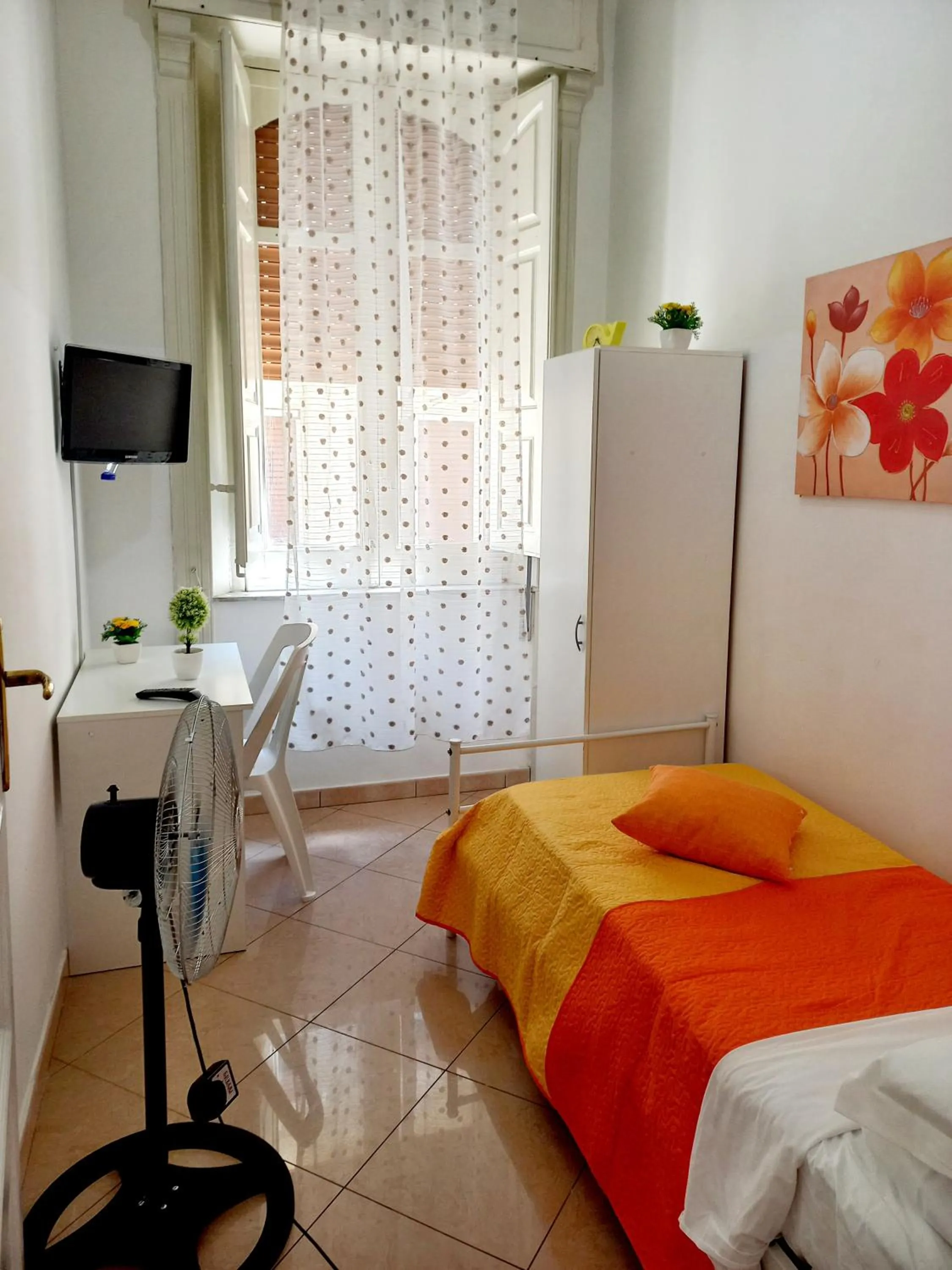 Bed, TV/Entertainment Center in B&B Family - Affitta camere