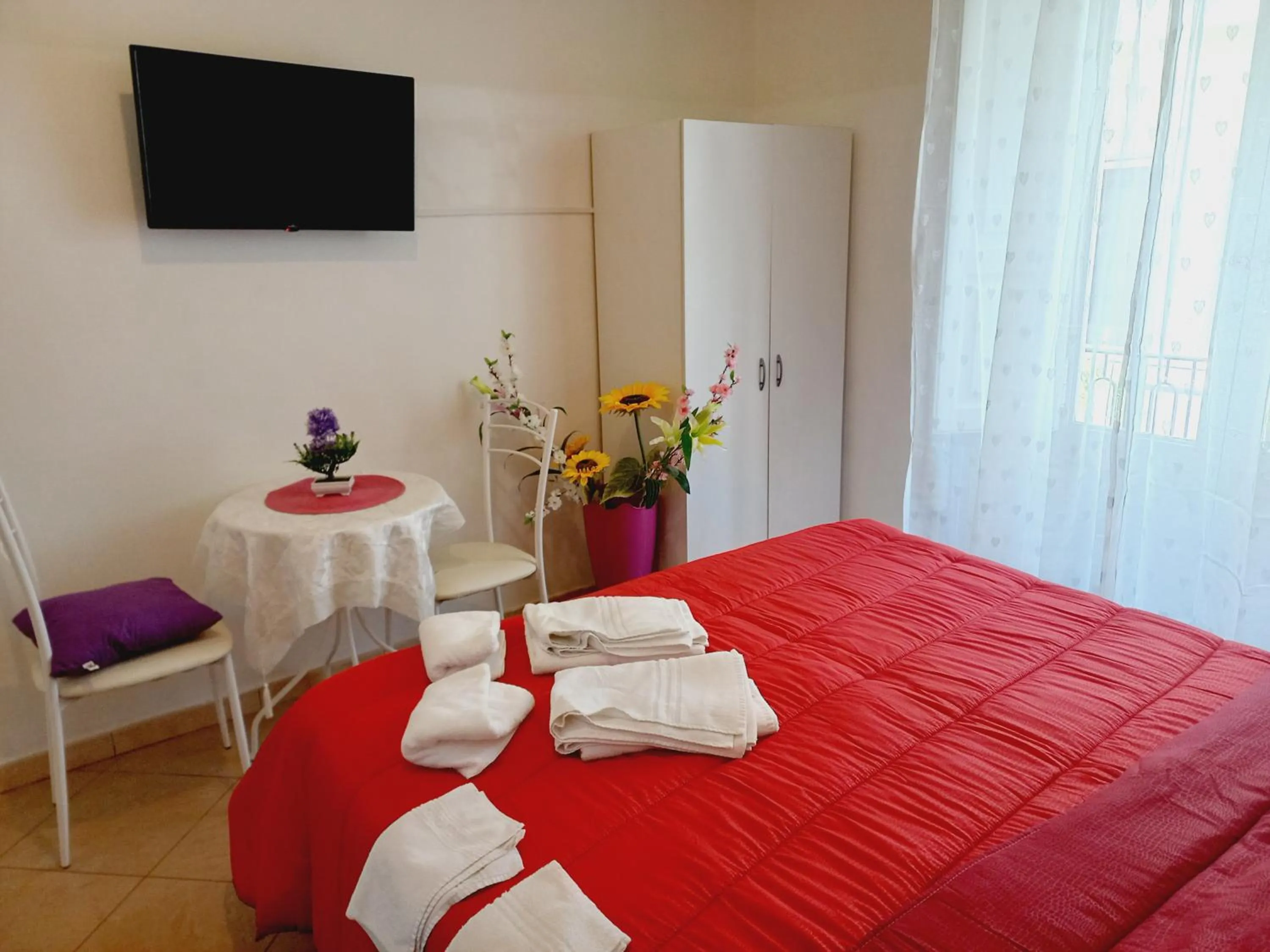 Bed, TV/Entertainment Center in B&B Family - Affitta camere