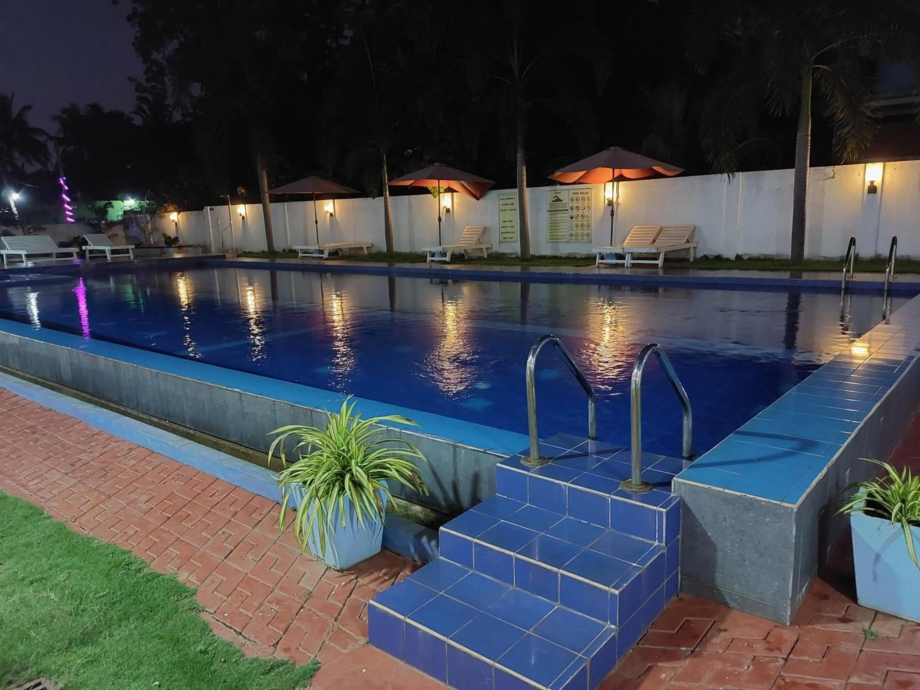 Swimming pool in MRD Beach Hotel