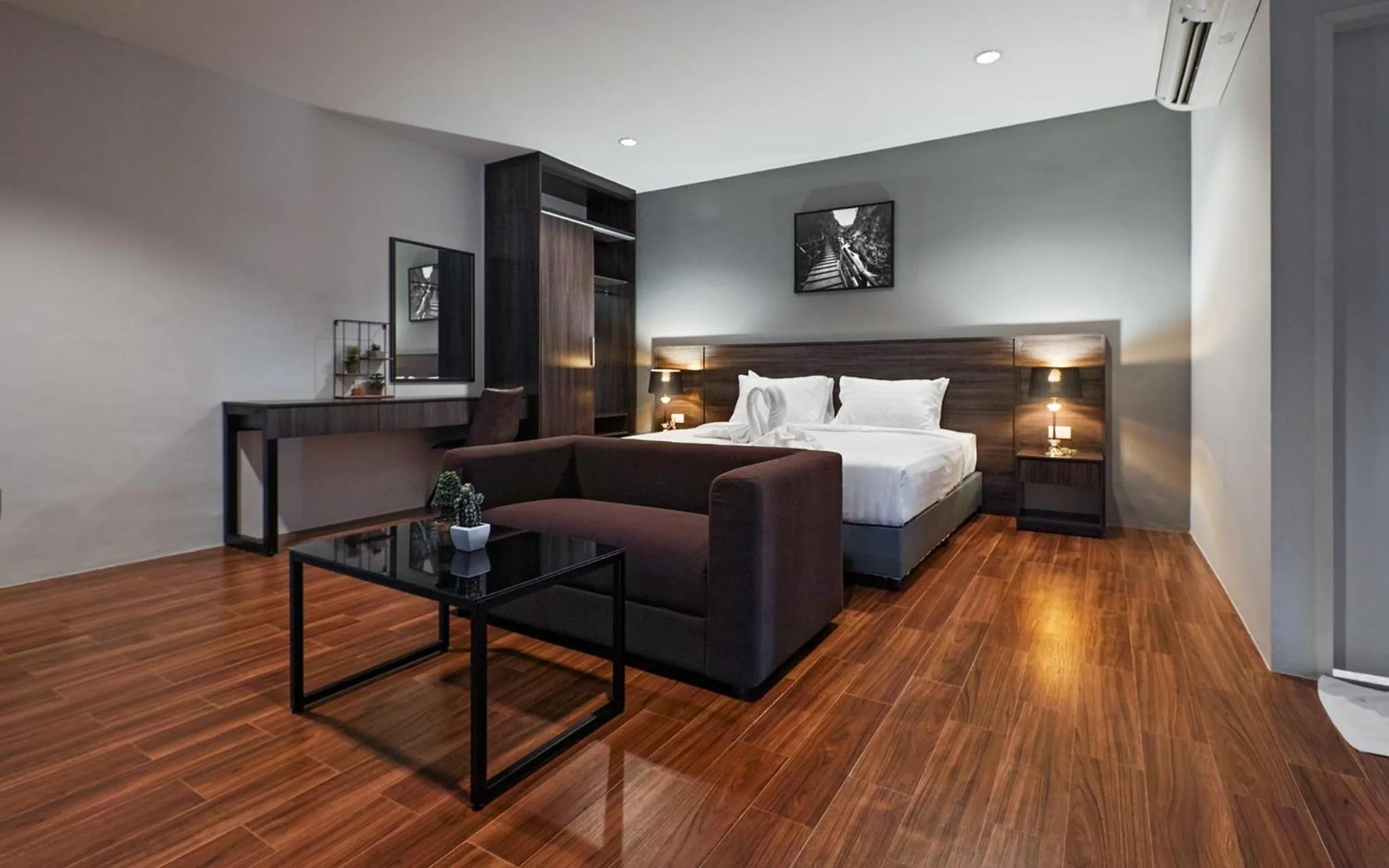 Photo of the whole room, Bed in Feungfah Litz