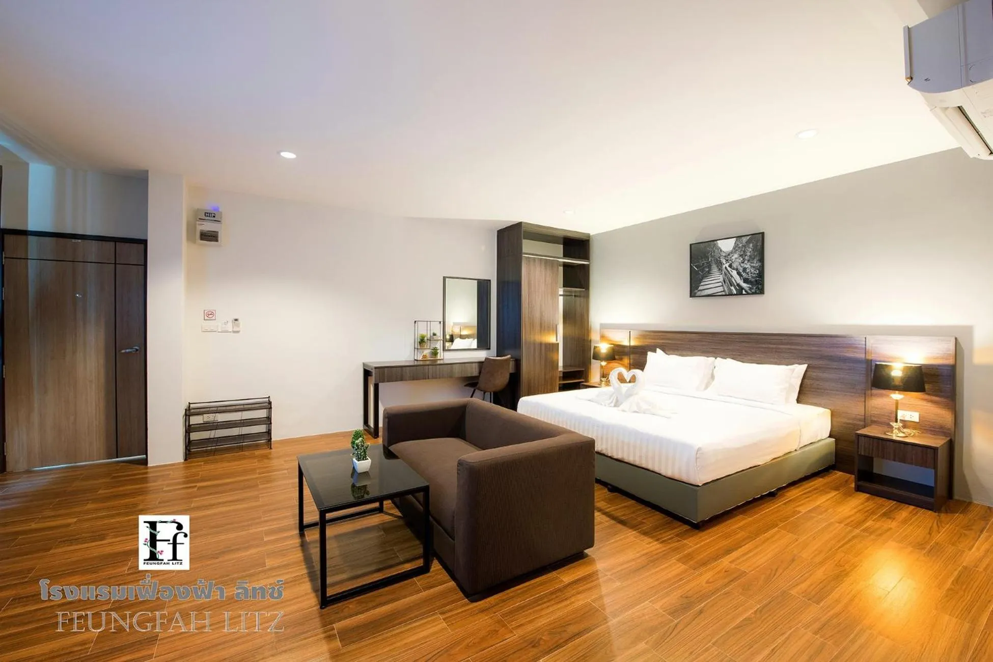 Seating area, Bed in Feungfah Litz