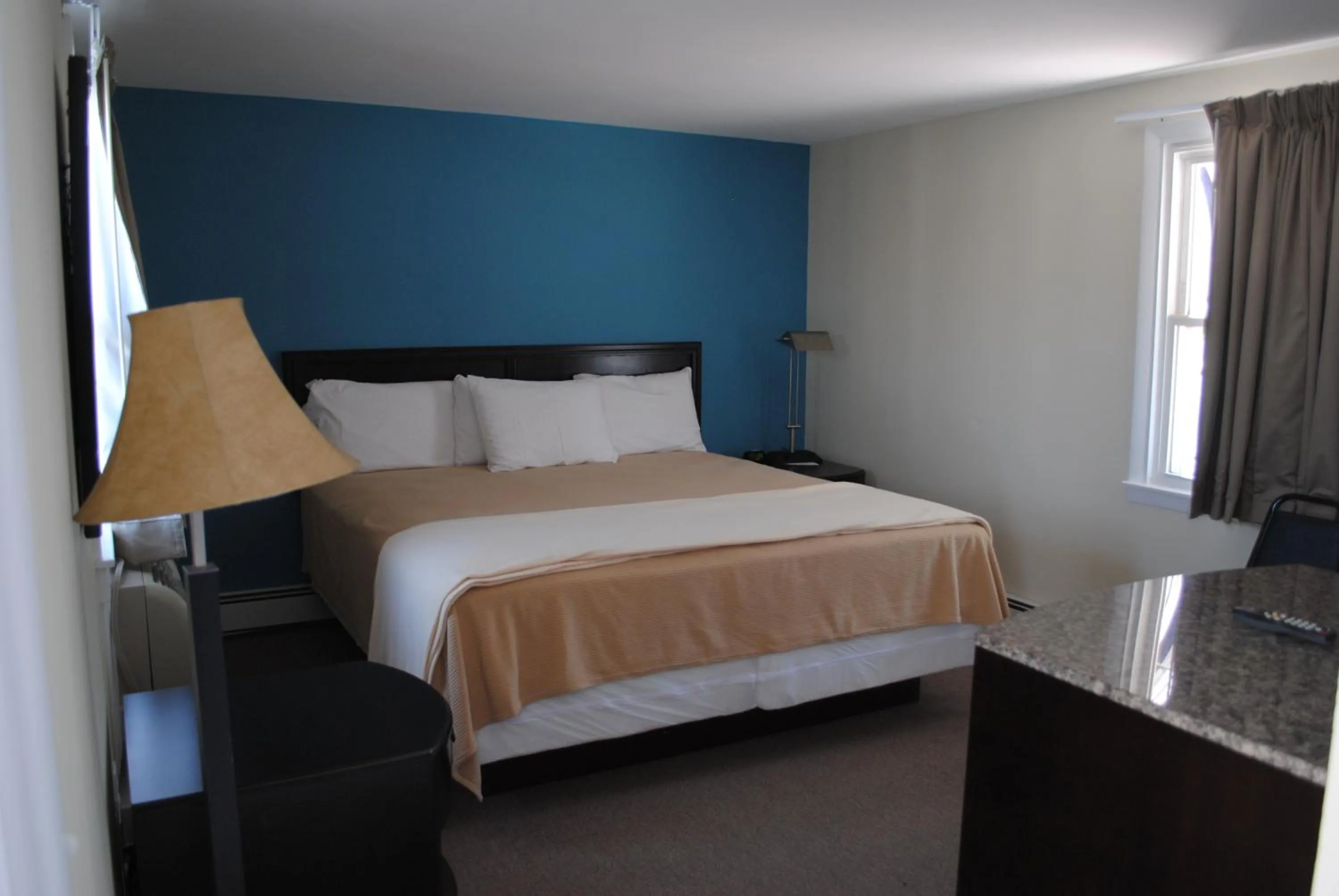 Photo of the whole room, Bed in Shore Point Motel