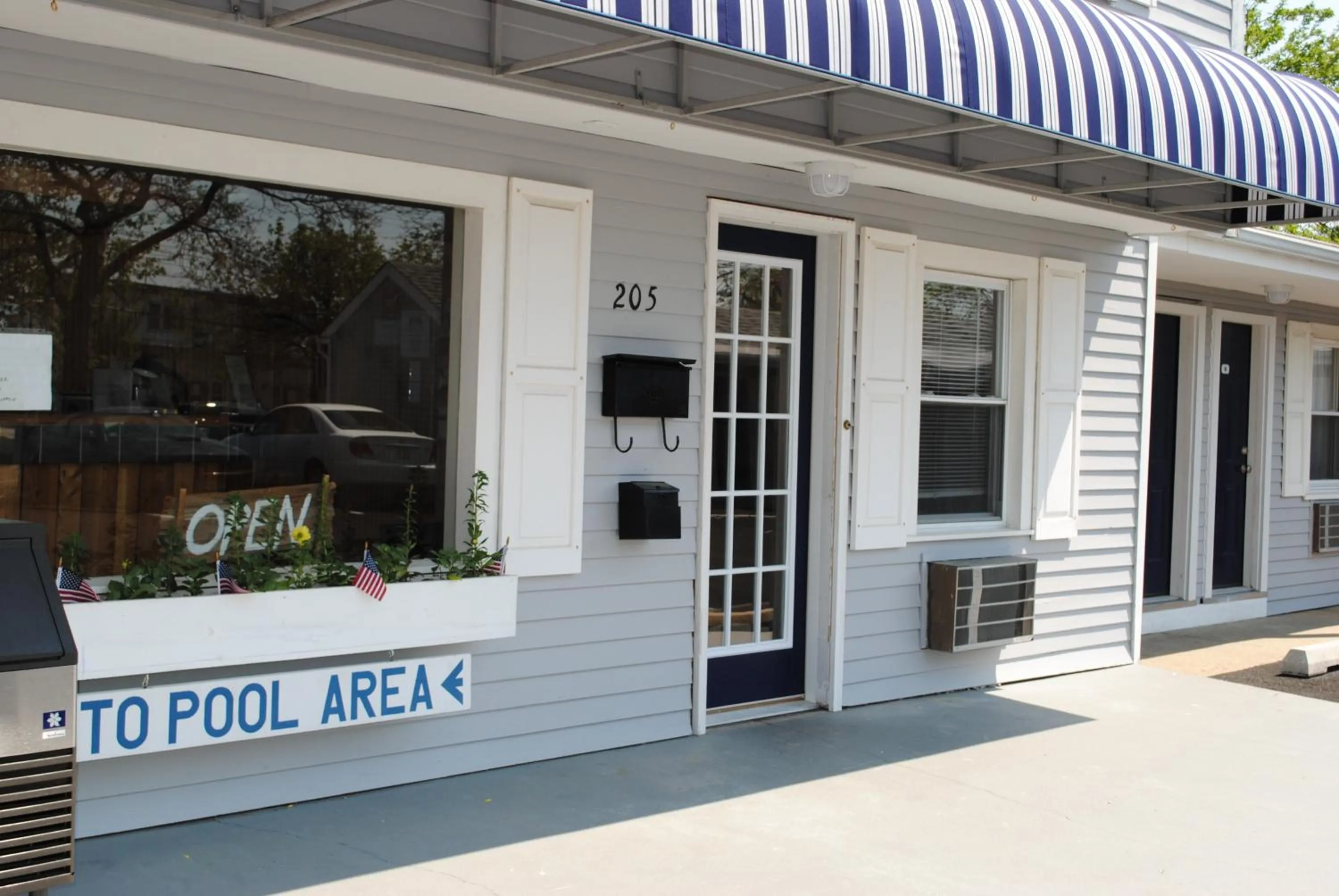 Facade/entrance in Shore Point Motel