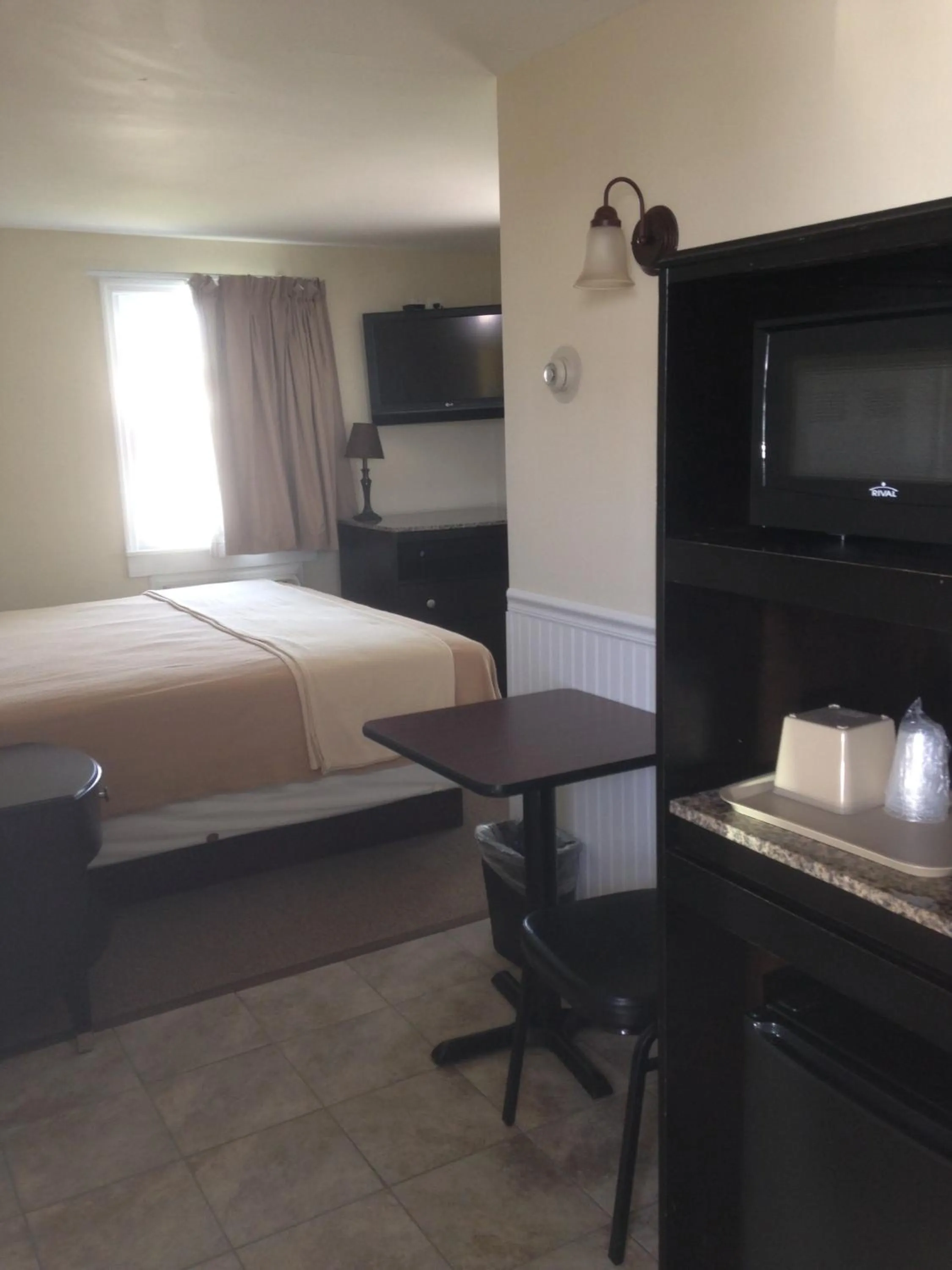 Decorative detail, Bed in Shore Point Motel