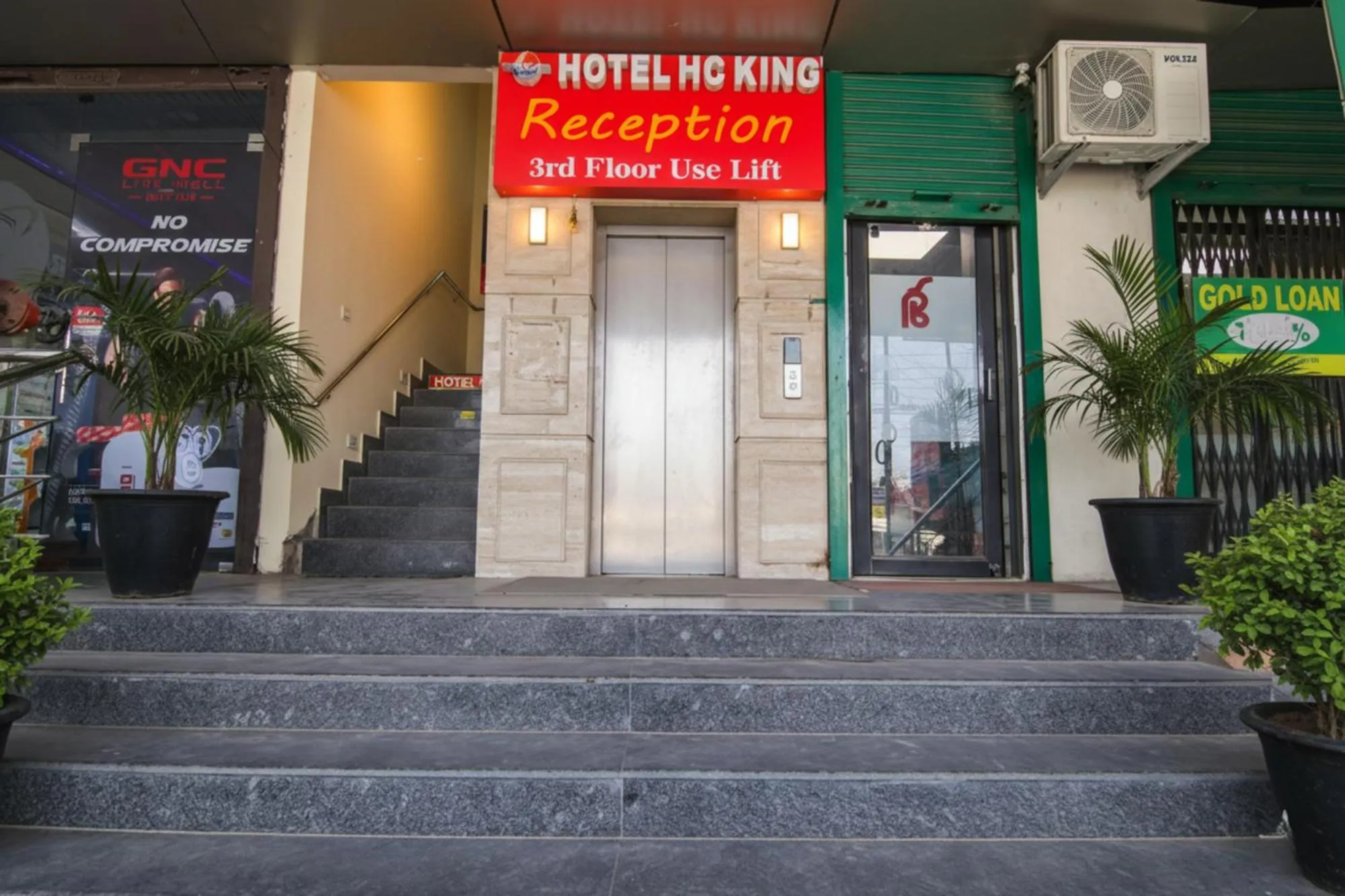 Facade/entrance in Via HC King