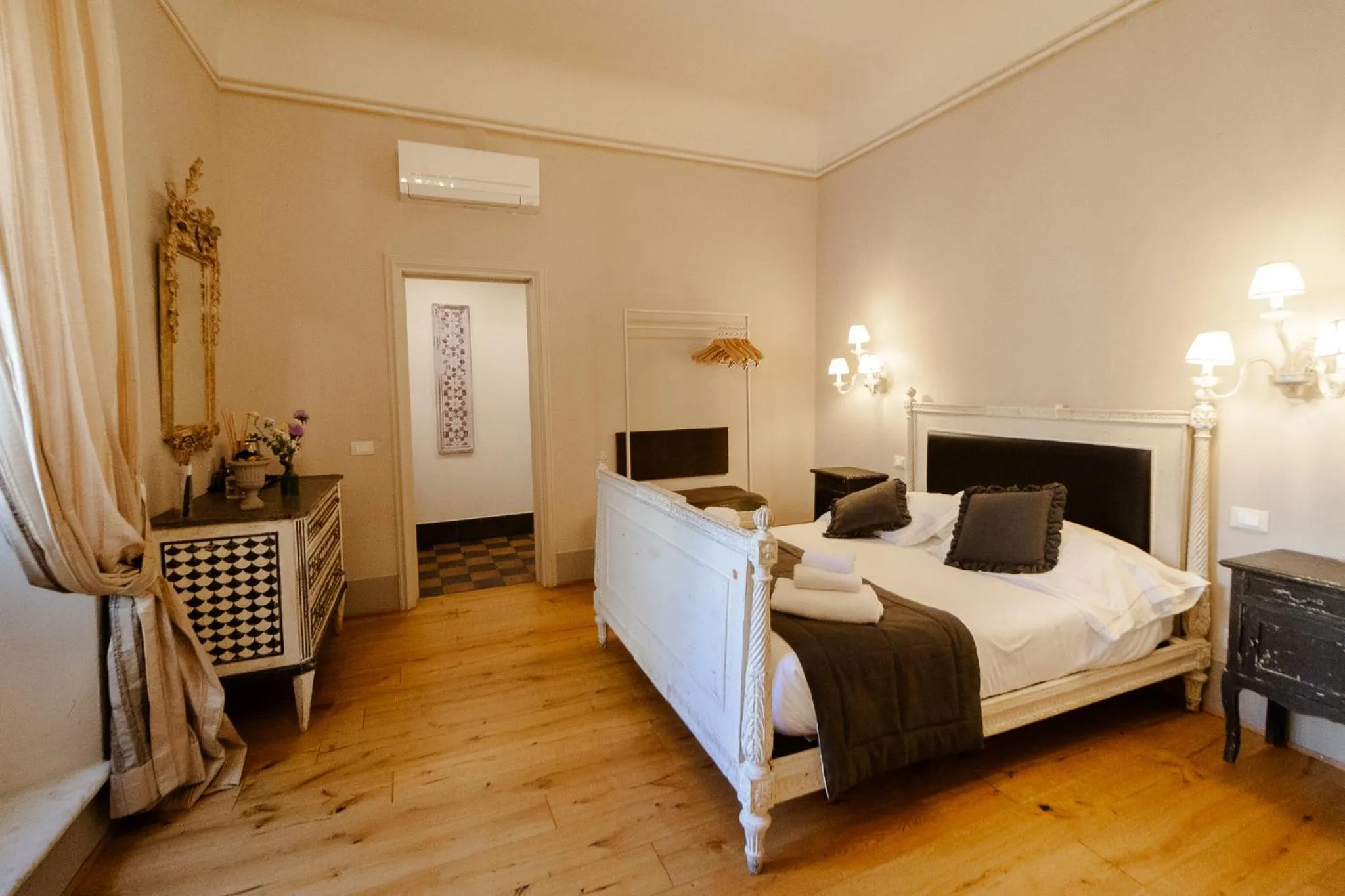 Bedroom, Bed in San Pier Novello in Oltrarno