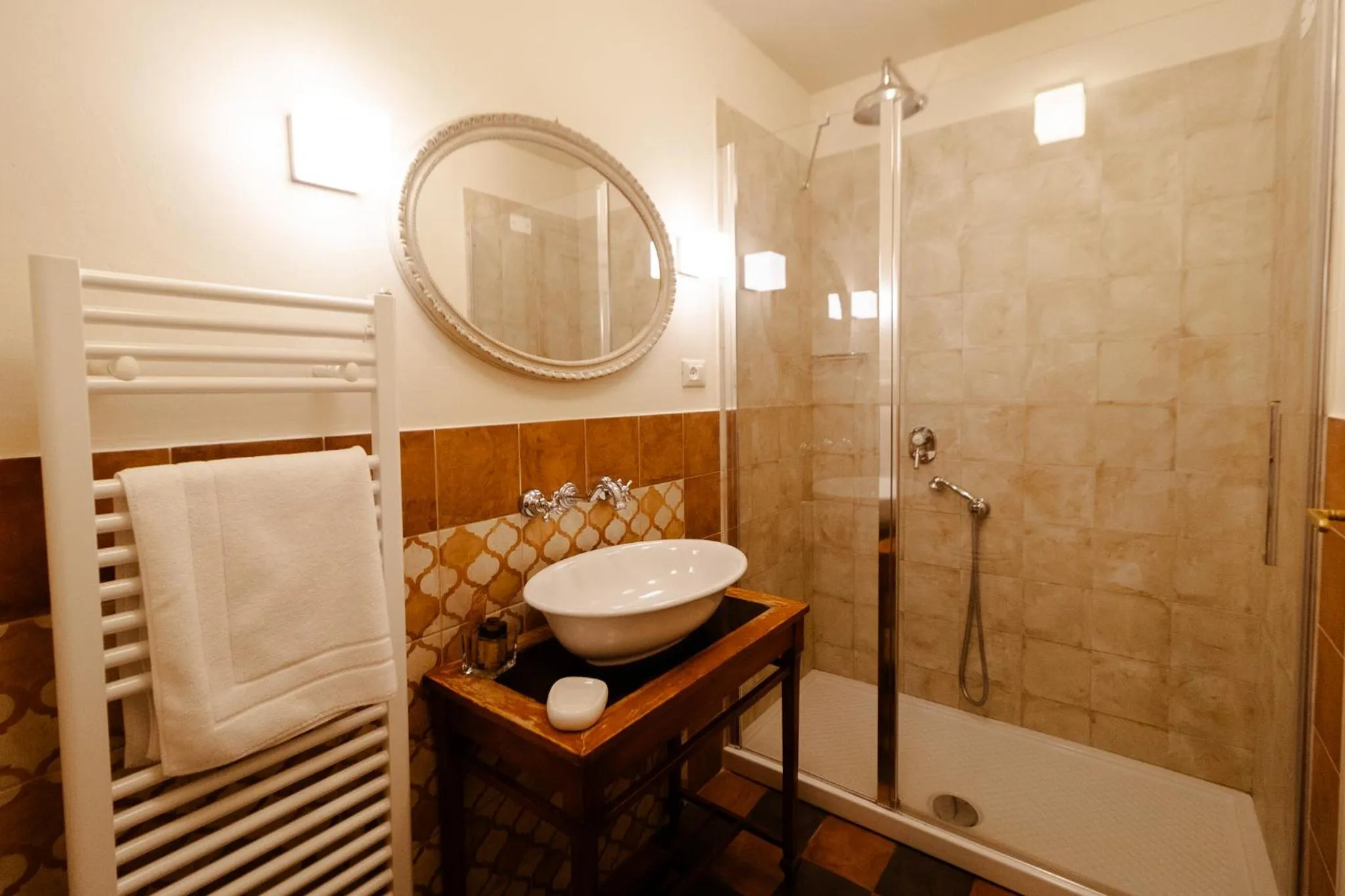 Shower in San Pier Novello in Oltrarno