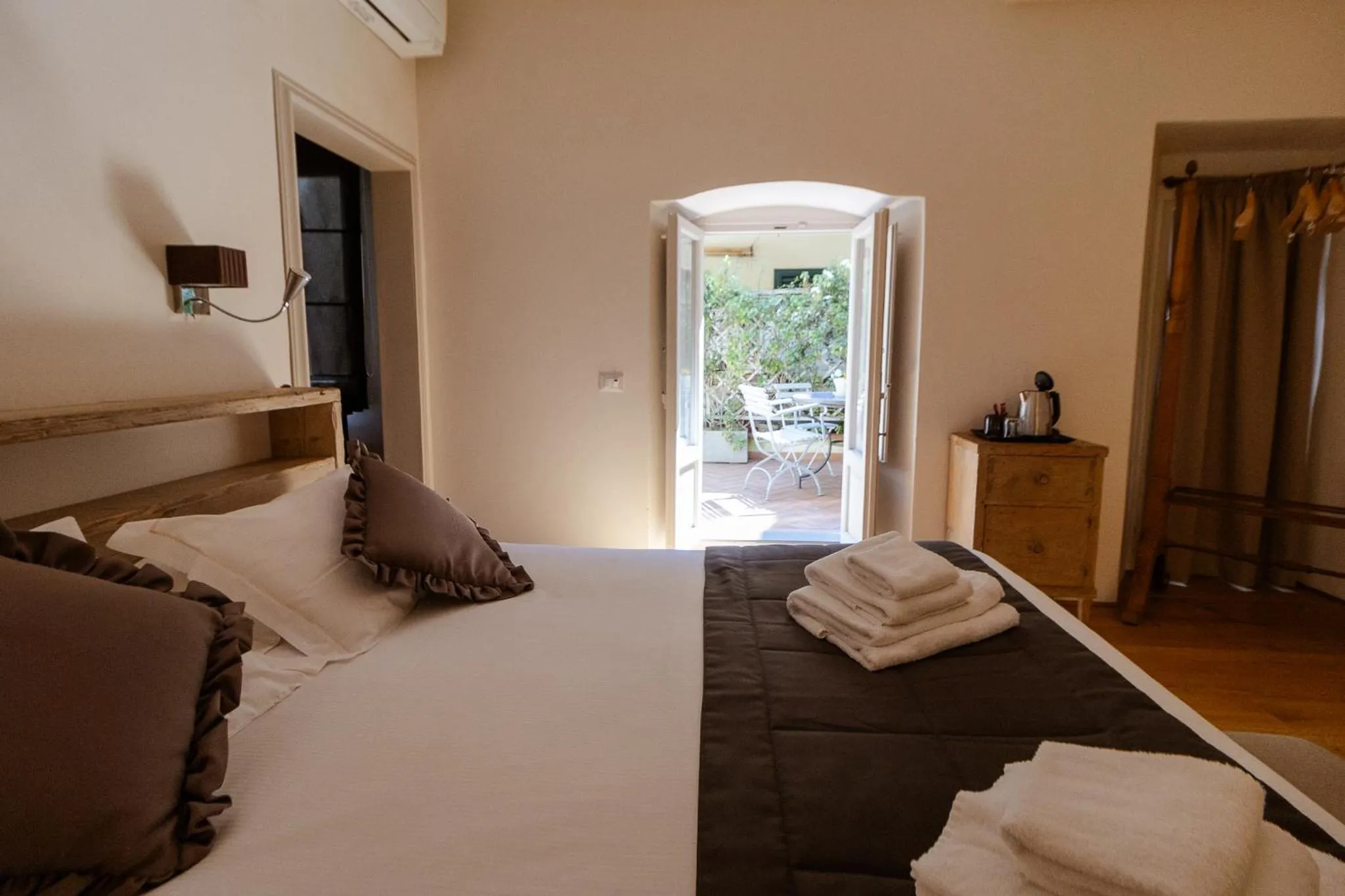 Bedroom, Bed in San Pier Novello in Oltrarno